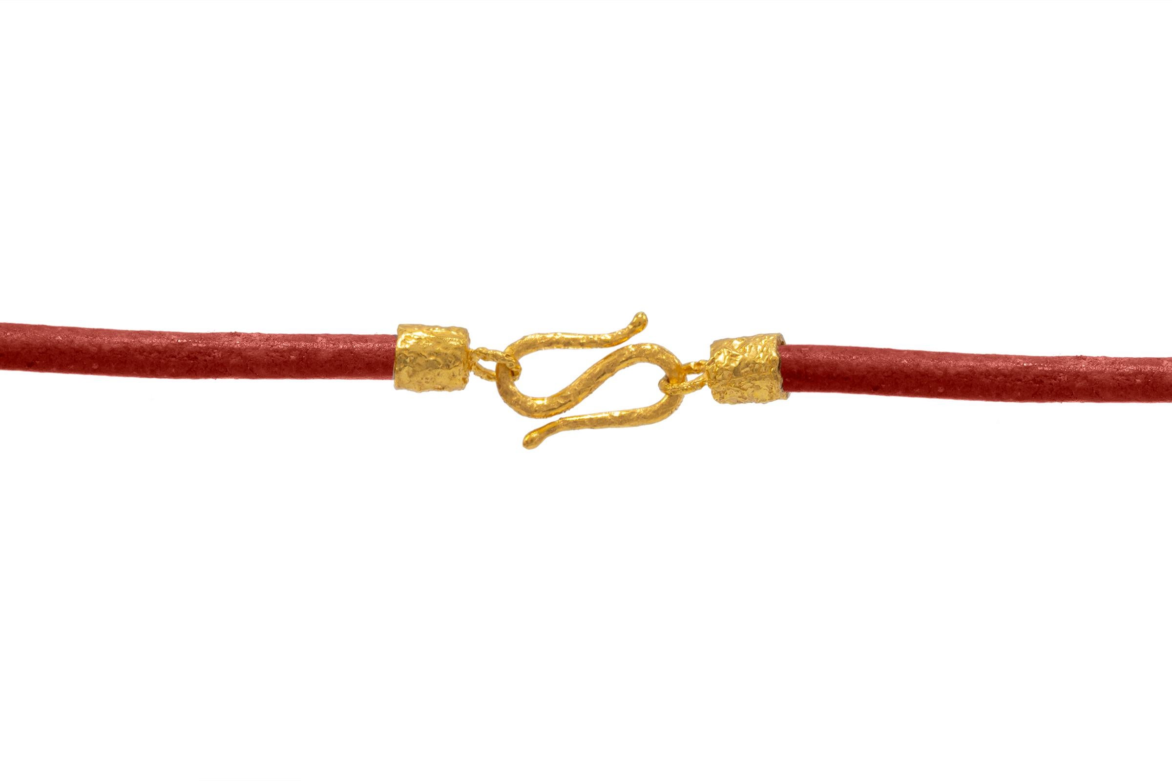 Die Allegra-Halskette aus Leder und 22-karätigem Gold in Rot, von Tagili (Rundschliff) im Angebot