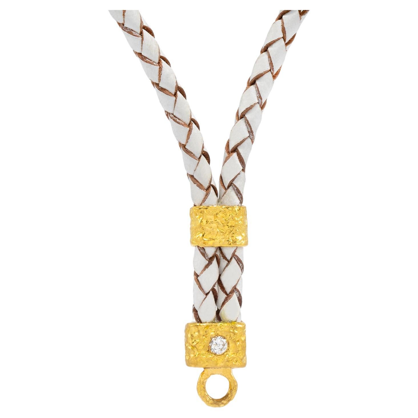 Die Allegra-Halskette aus Leder und 22-karätigem Gold in Weiß, von Tagili (Kunsthandwerker*in) im Angebot