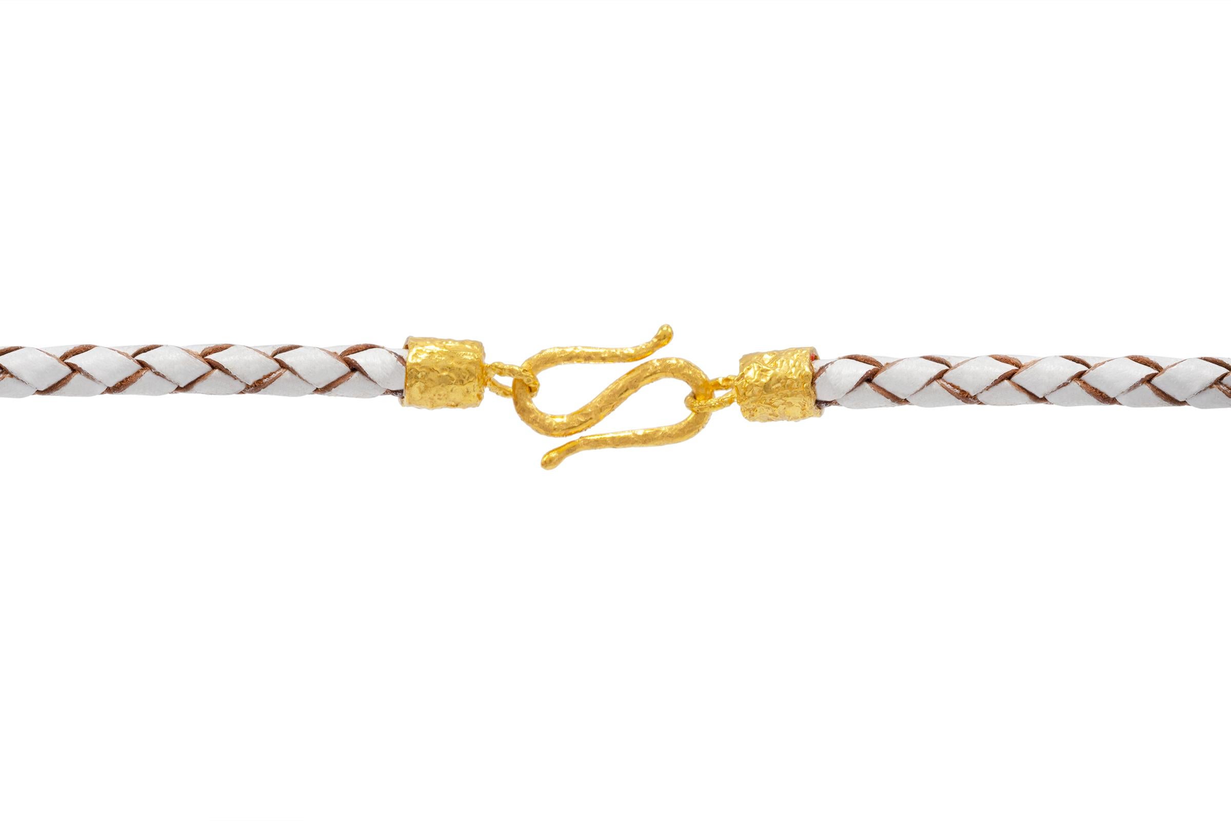 Die Allegra-Halskette aus Leder und 22-karätigem Gold in Weiß, von Tagili (Rundschliff) im Angebot