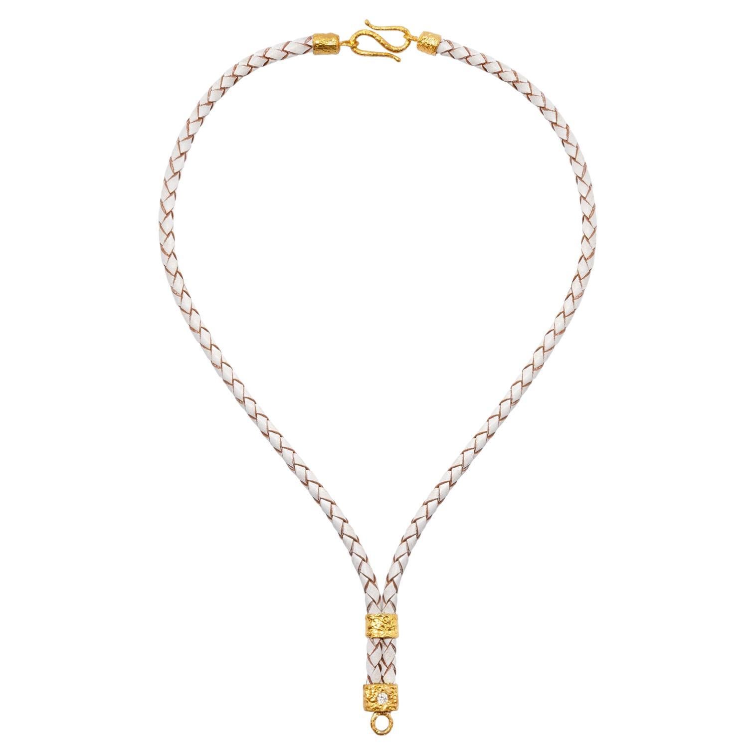 Die Allegra-Halskette aus Leder und 22-karätigem Gold in Weiß, von Tagili im Angebot