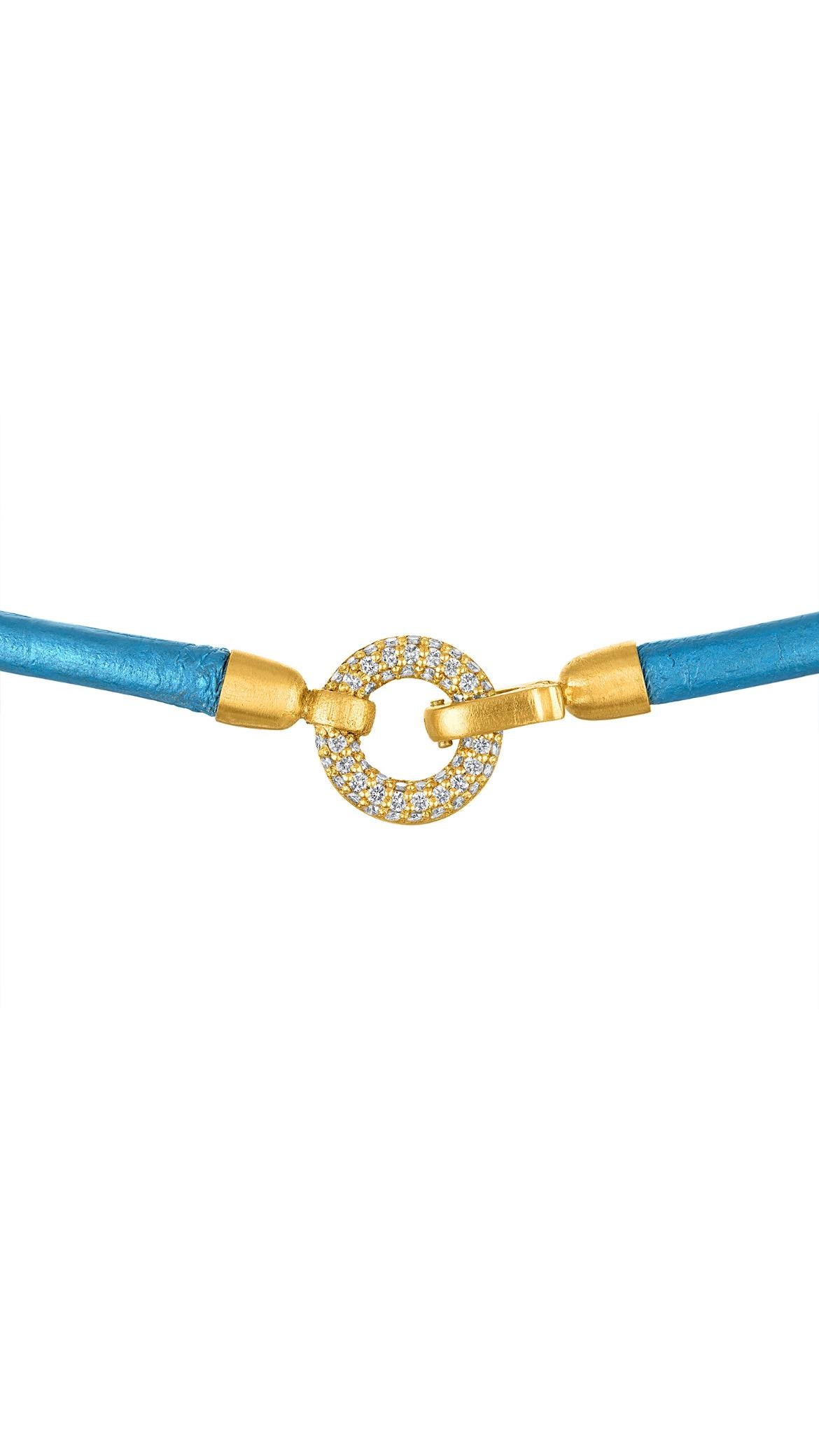 Indossa i nostri bellissimi cursori per collana in pelle Allegra con uno dei nostri ciondoli speciali della Collection'S, per un look casual ma sofisticato. Le nostre collane in pelle sono uniche perché incorporano accenti d'oro 22k fatti a mano con
