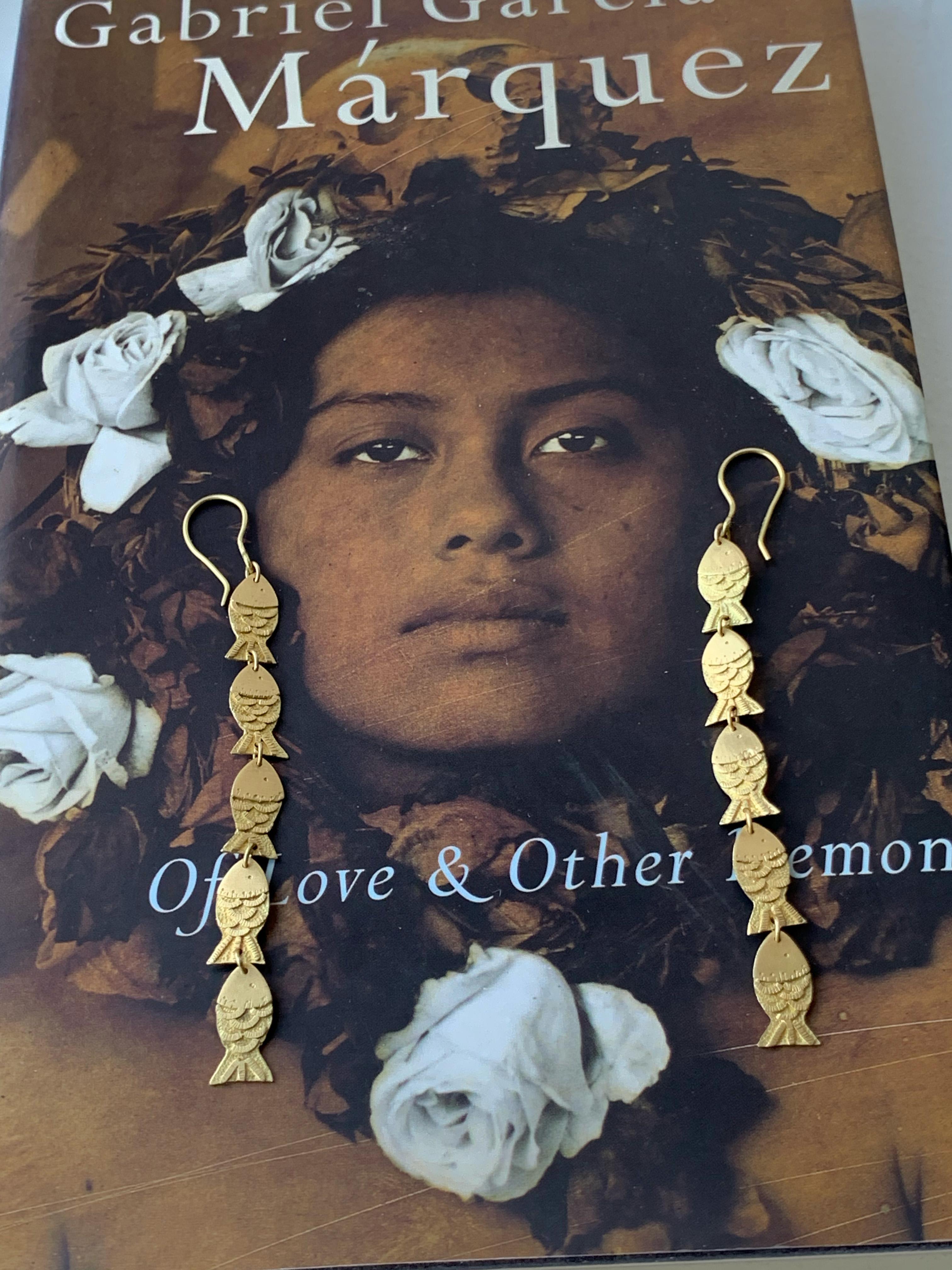Gli orecchini a forma di pesce Amalur sono realizzati a mano in oro 18k Fairmined proveniente dalla Colombia con antiche tecniche di lavorazione dell'oro.  Ogni scala è realizzata meticolosamente a mano e saldata in posizione.

Adoro il fatto che