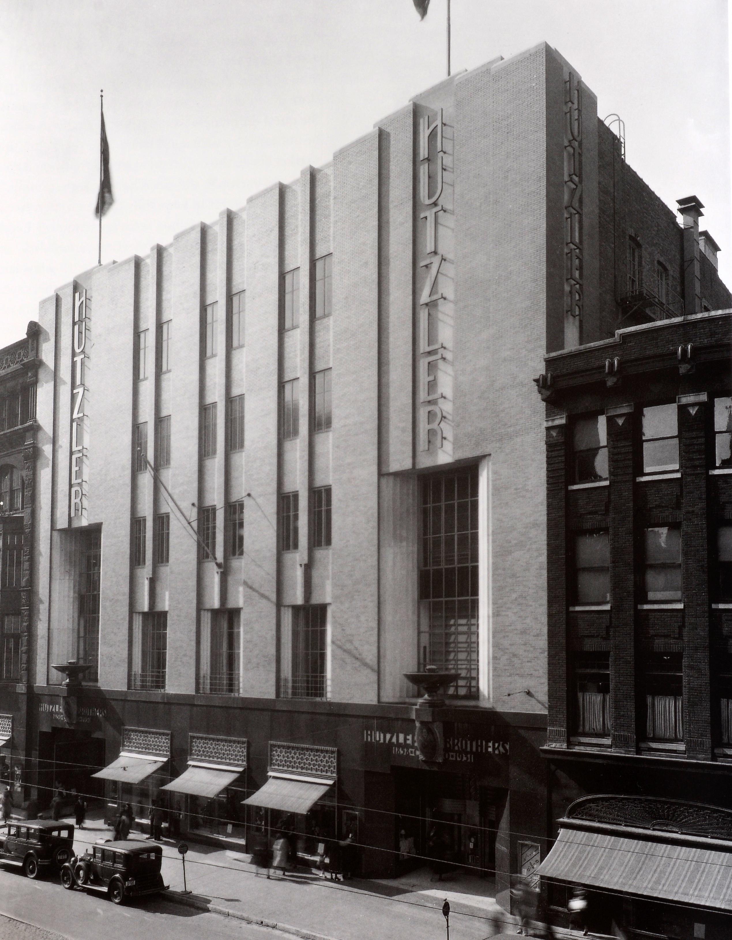 The American Department Store Transformed, 1920-1960 by Professor Richard Longstreth. Published by Yale University Press, 2010, 1st Ed hardcover with dust jacket. After attaining classic stature with palaces erected in the early 20th century, the