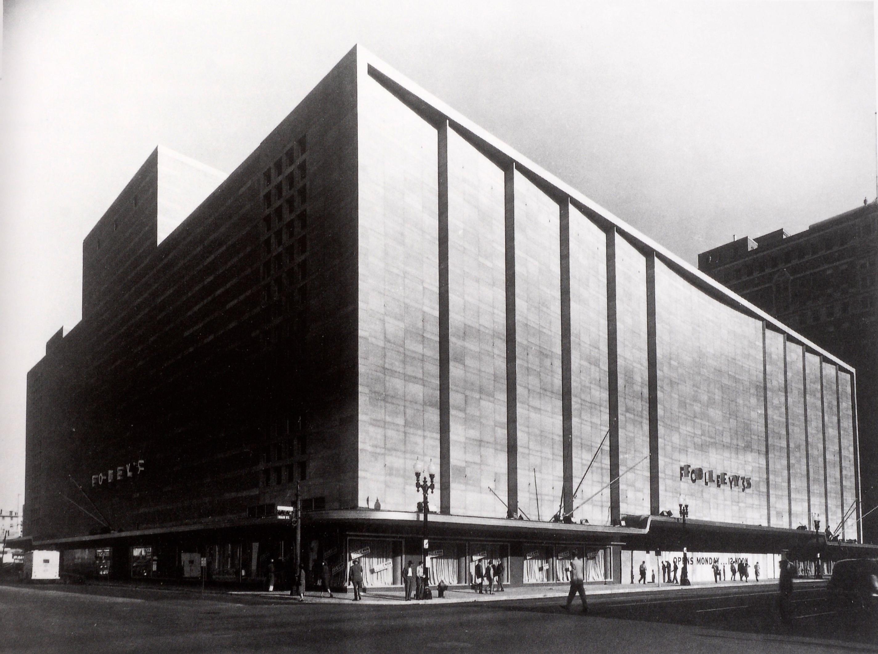 The American Department Store Transformed, 1920-1960 by Richard Longs, 1st Ed In Excellent Condition For Sale In valatie, NY