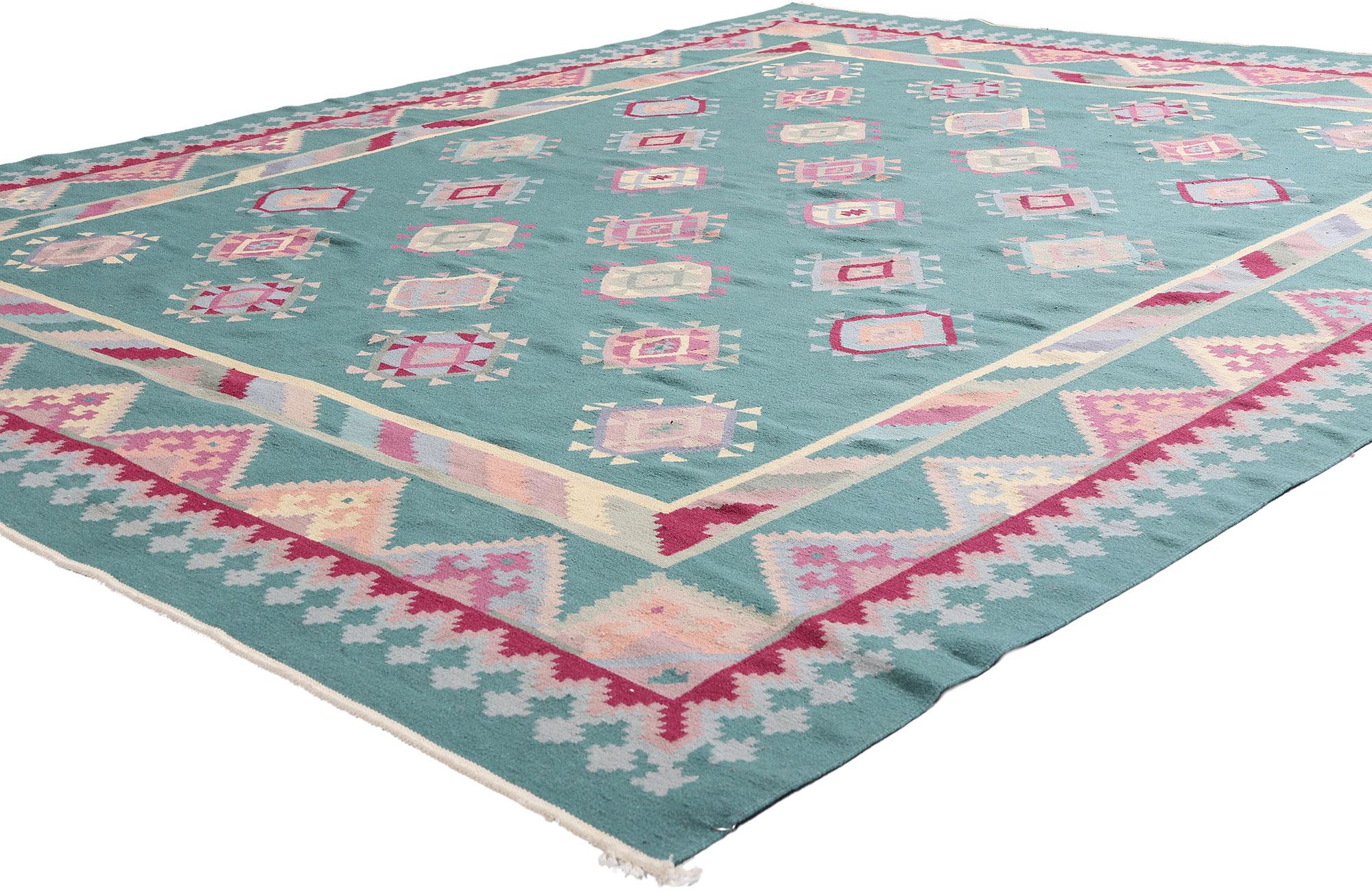 79329 Türkischer Vintage-Kilim-Teppich, 07'11 x 09'07. In den leuchtenden Geist Anatoliens getaucht, verkörpert dieser handgewebte türkische Kelimteppich aus Wolle eine Vision von Kunstfertigkeit und Erbe, die dem anspruchsvollen Sammler vorbehalten