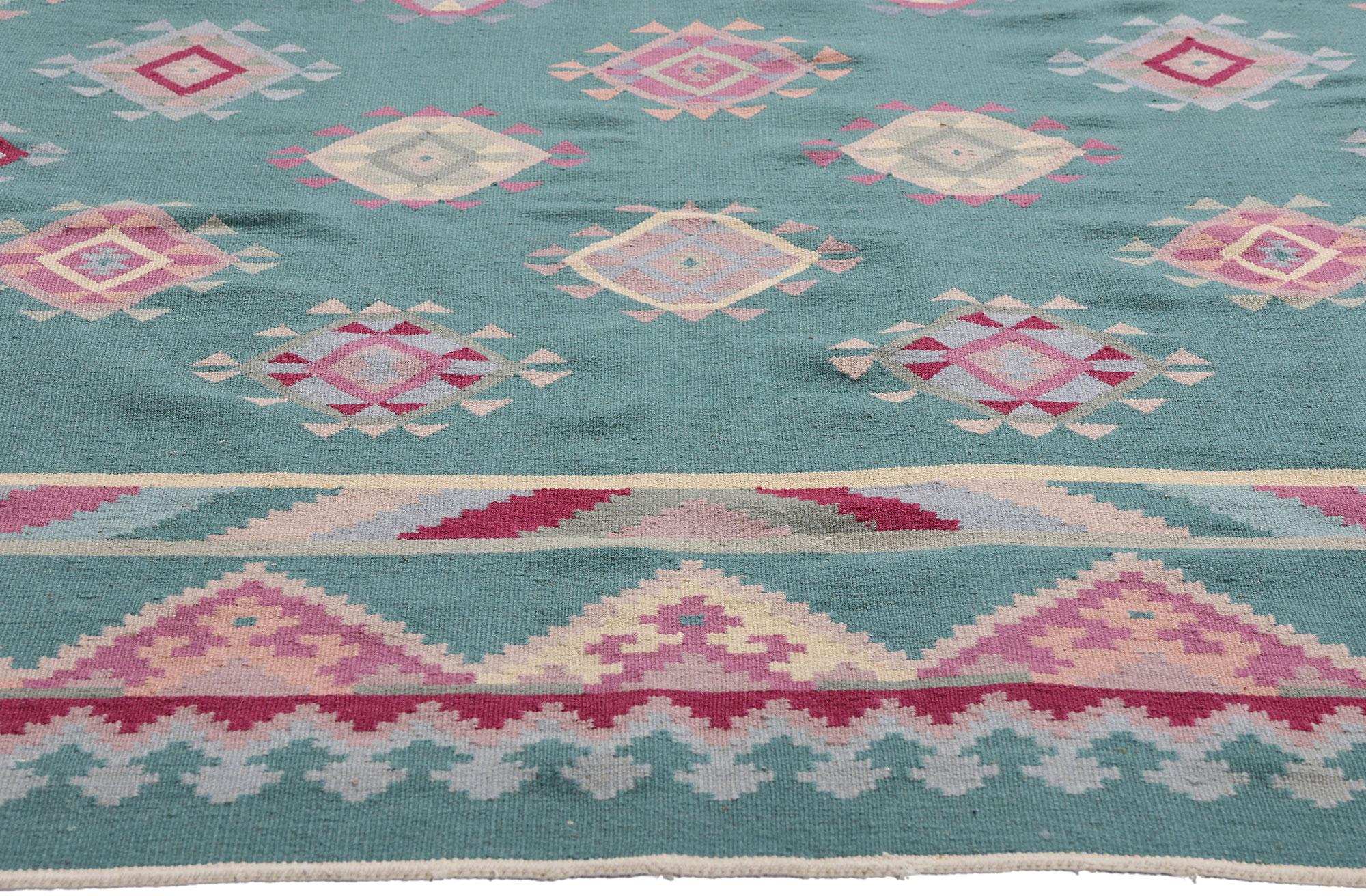 Die anatolische Ausstrahlung: Ein türkischer Vintage-Kilim von geometrischer Anmut (20. Jahrhundert) im Angebot