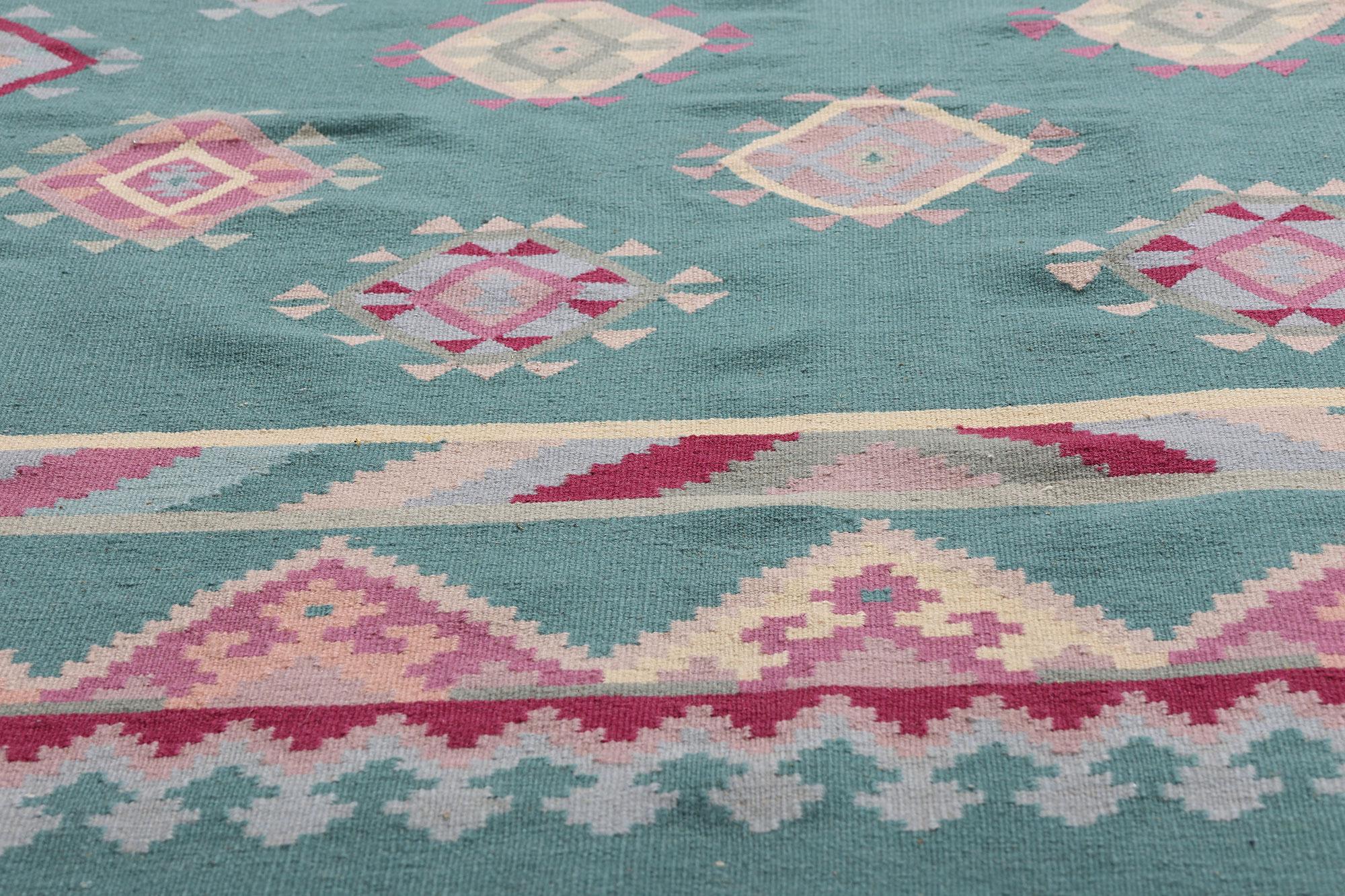 Die anatolische Ausstrahlung: Ein türkischer Vintage-Kilim von geometrischer Anmut (Wolle) im Angebot