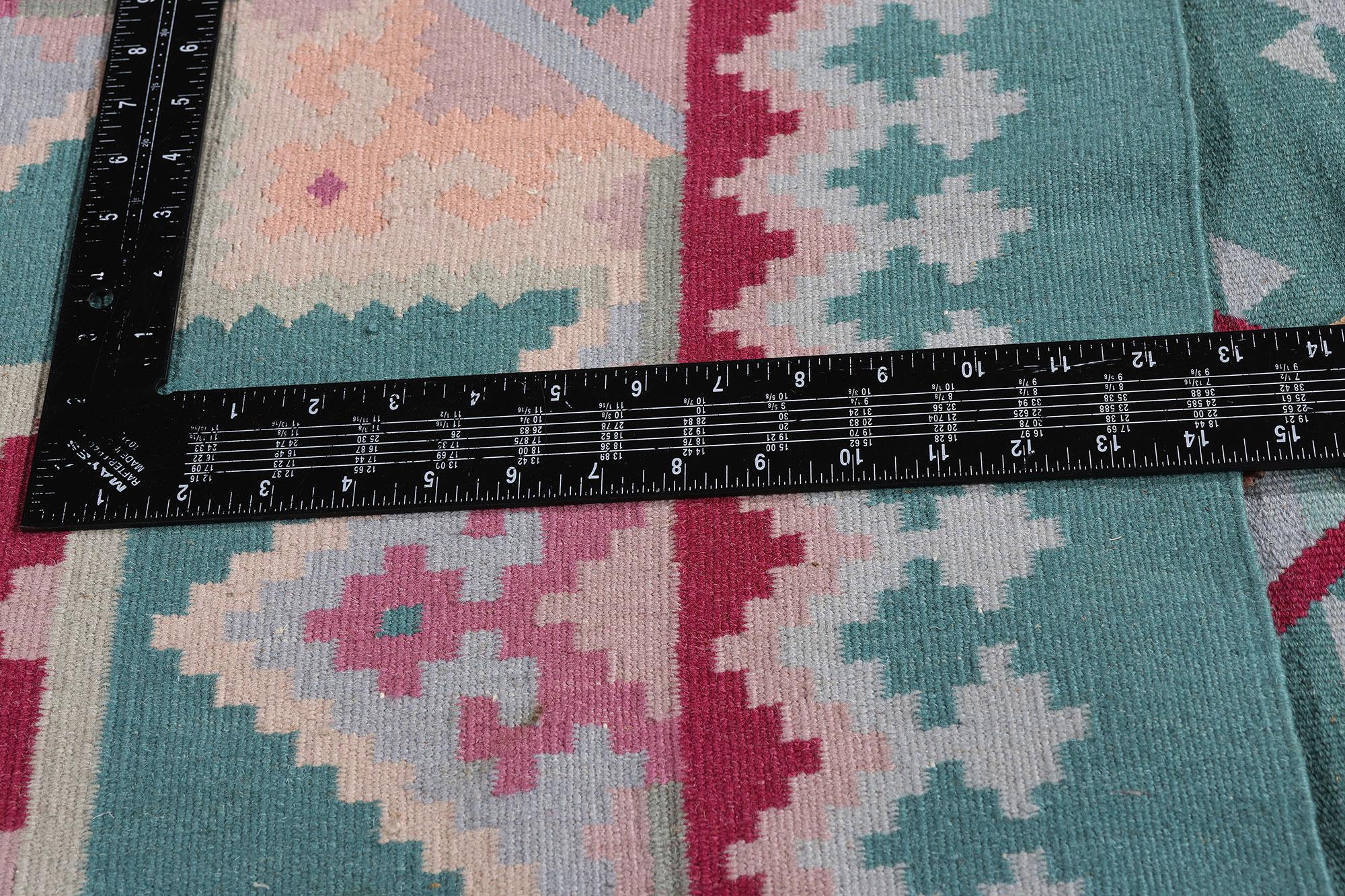 Die anatolische Ausstrahlung: Ein türkischer Vintage-Kilim von geometrischer Anmut im Angebot 1