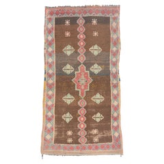 Il Patto Ancestrale: un capolavoro vintage marocchino di Boujad, simbolo dello splendore tribale