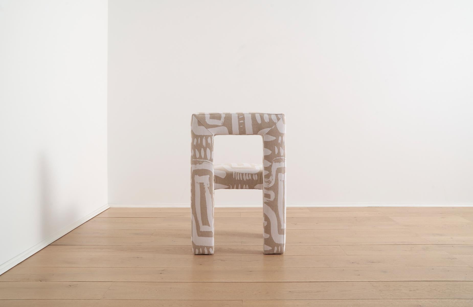 Chaise de salle  manger Angle II sans accoudoirs de couleur beige Grace par TRNK Bon état - En vente à Brooklyn, NY