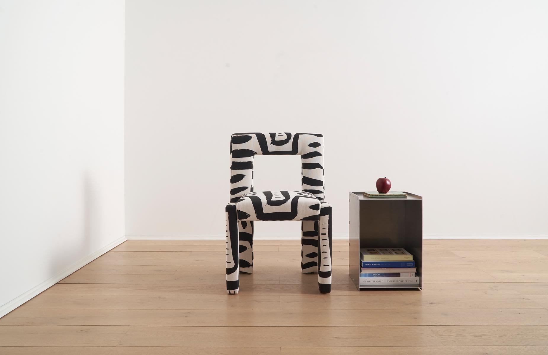 XXIe siècle et contemporain Chaise de salle à manger Angle II sans accoudoirs de couleur Grace Black Tuxedo par TRNK en vente
