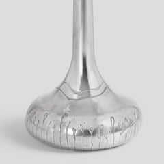 Il tavolino Anouk in alluminio. Prodotto nel Regno Unito. Scultoreo e funzionale