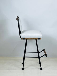 Lo sgabello da bar girevole 'Antibes' di Design Frères, in COM