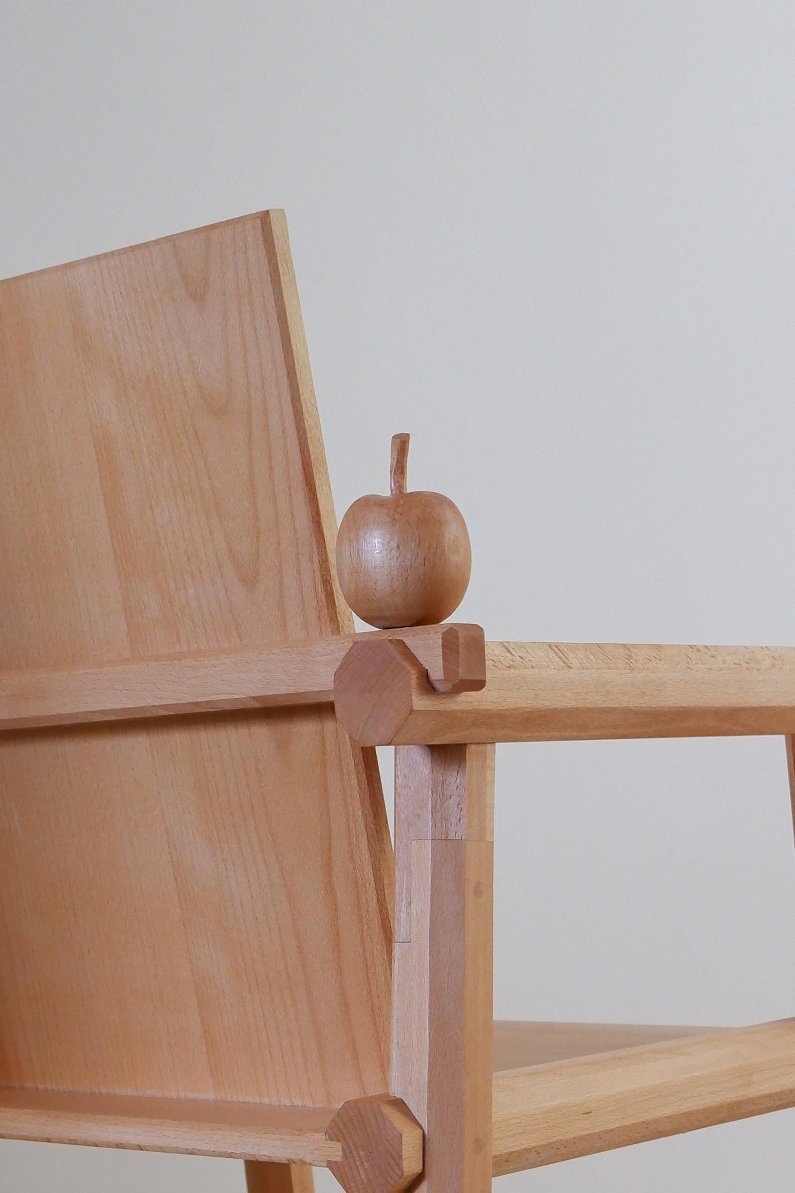 Der Apple Chair ist Teil der Cubist Collection und wird von Hand aus Buche gefertigt.

Eine spielerische Arbeit, inspiriert von Picassos Bleistiftzeichnung 