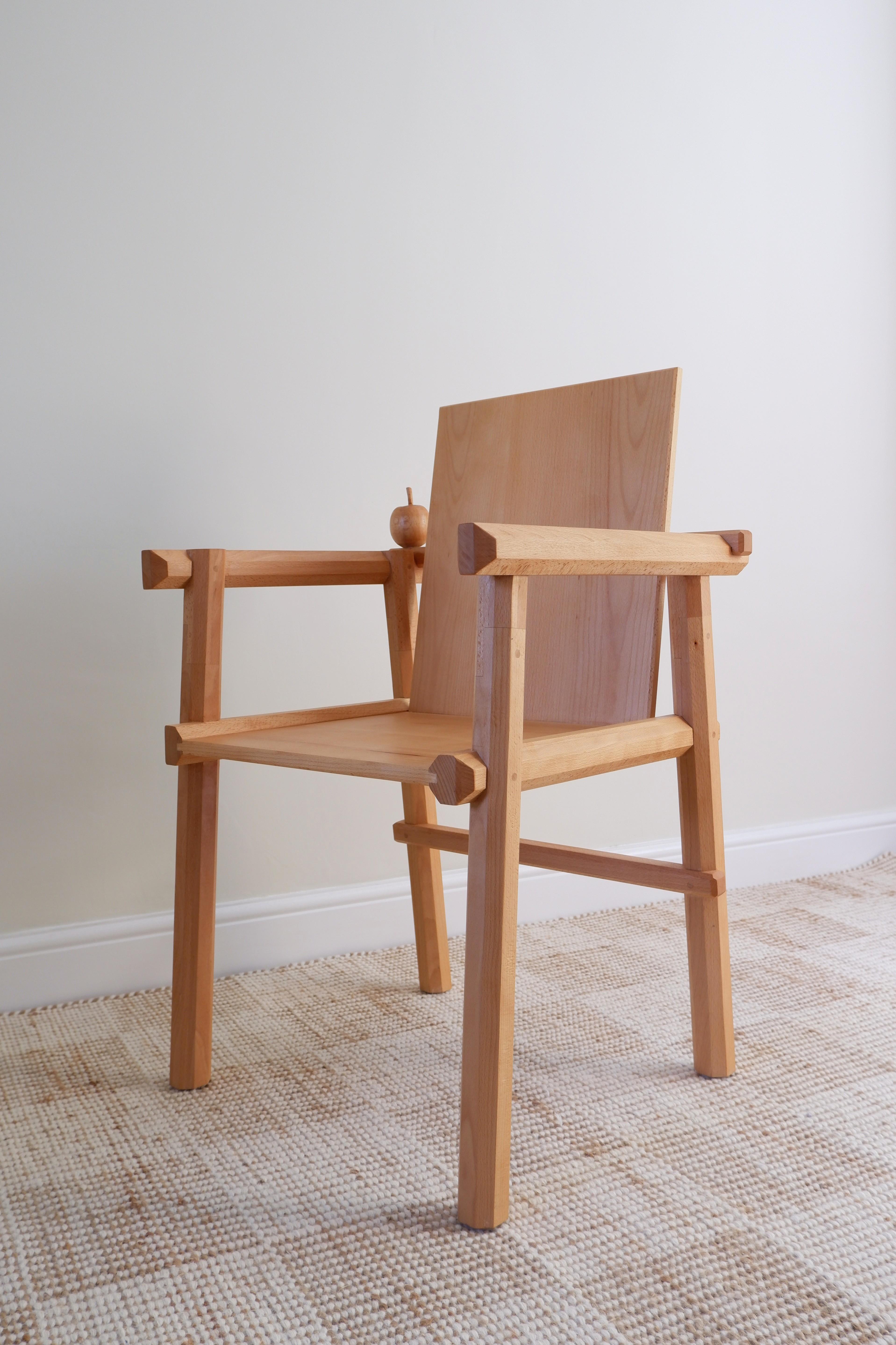 Der Apple-Stuhl, von Josh Page Studio. Buchenholz, mit handgeschnitztem Apfel. (Postmoderne) im Angebot