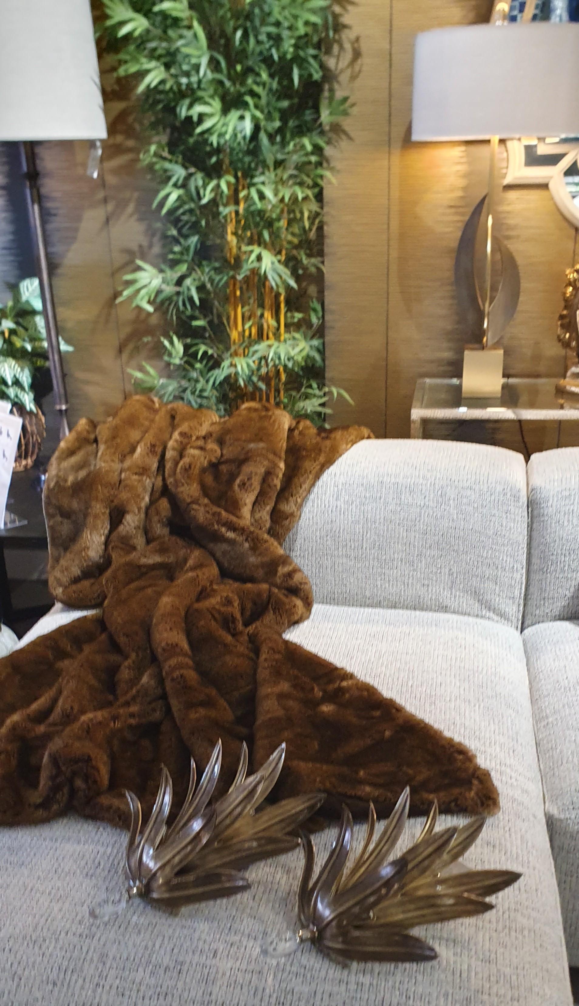 La lampada ad arco è composta da 3 pezzi in bronzo fuso montati su un basamento in ottone color oro. in vendita 3