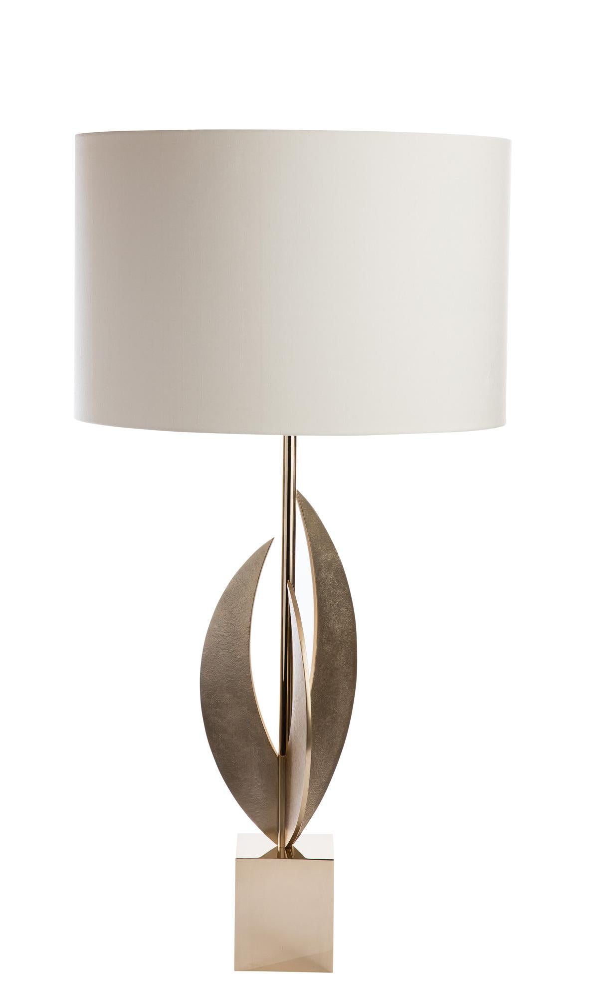 La lampada ad arco è composta da 3 pezzi in bronzo fuso montati su un basamento in ottone color oro. in vendita 4