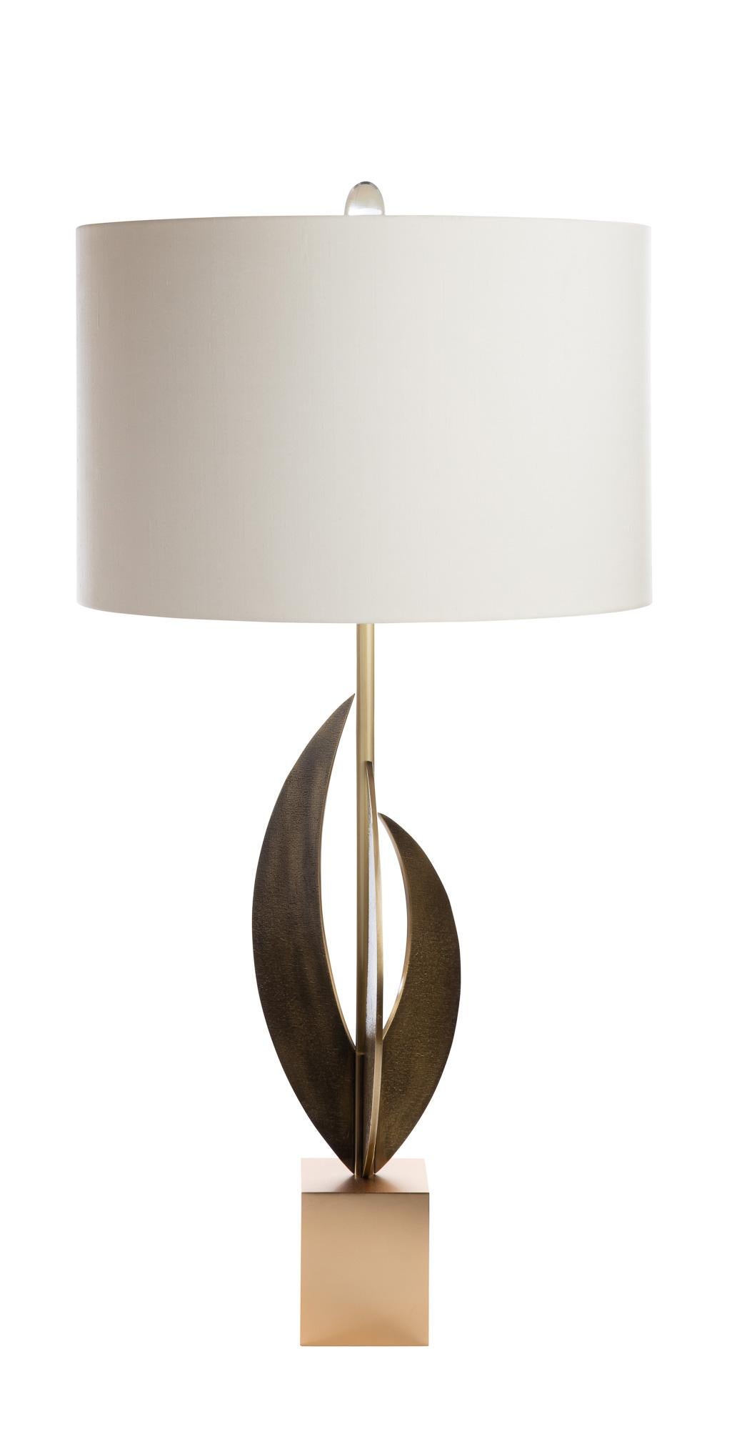 Progettata e prodotta da Andrew Kornat Designs, questa splendida coppia di lampade da tavolo è realizzata al 100% a mano da zero in ottone e bronzo e composta da oltre nove sezioni individuali prima dell'assemblaggio. 

Questa lampada è stata