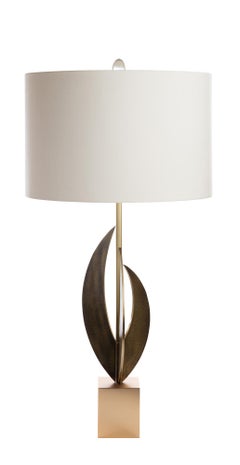 La lampada ad arco è composta da 3 pezzi in bronzo fuso montati su un basamento in ottone color oro.