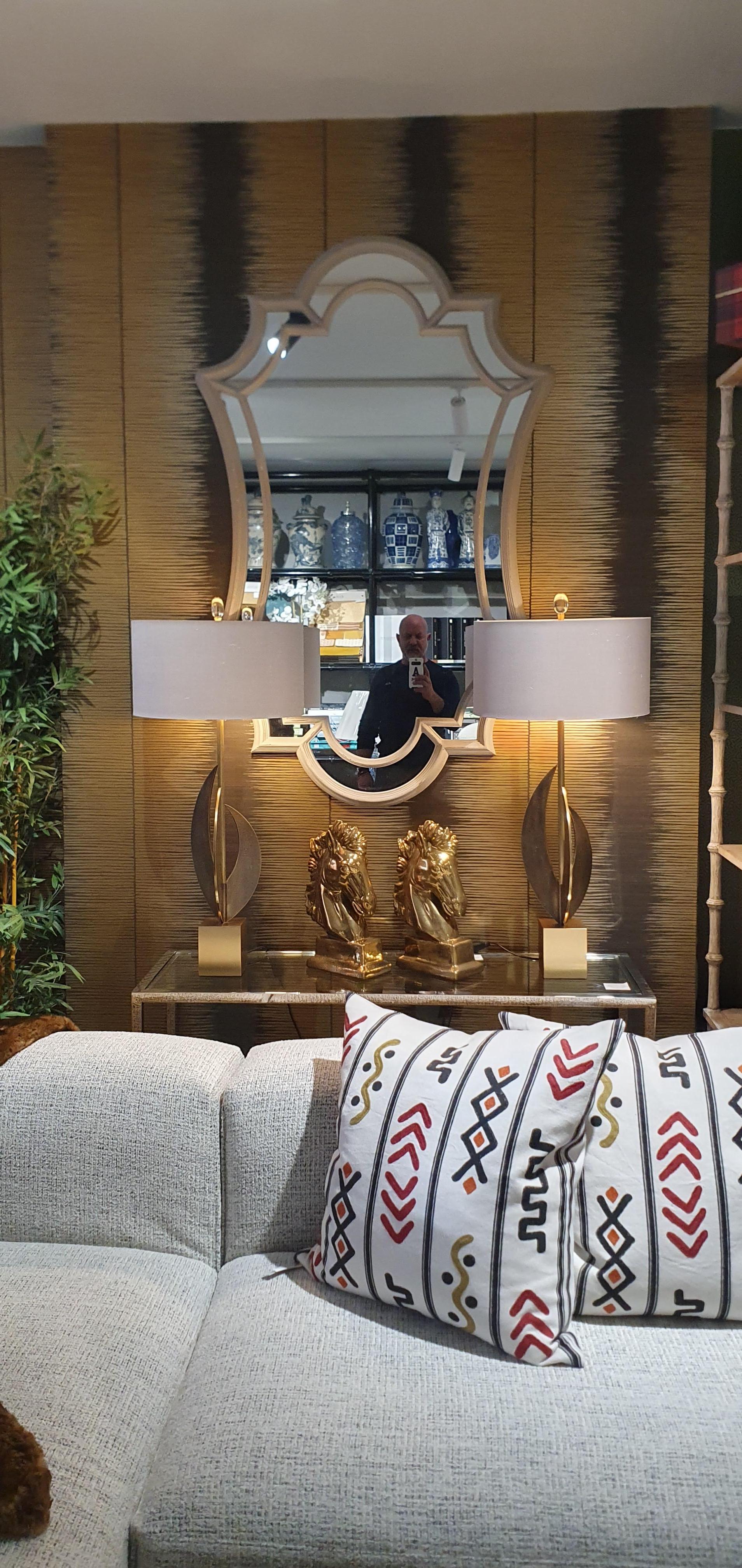 Mid-Century moderno La lampada ad arco è composta da 3 pezzi in bronzo fuso montati su un basamento in ottone color oro. in vendita