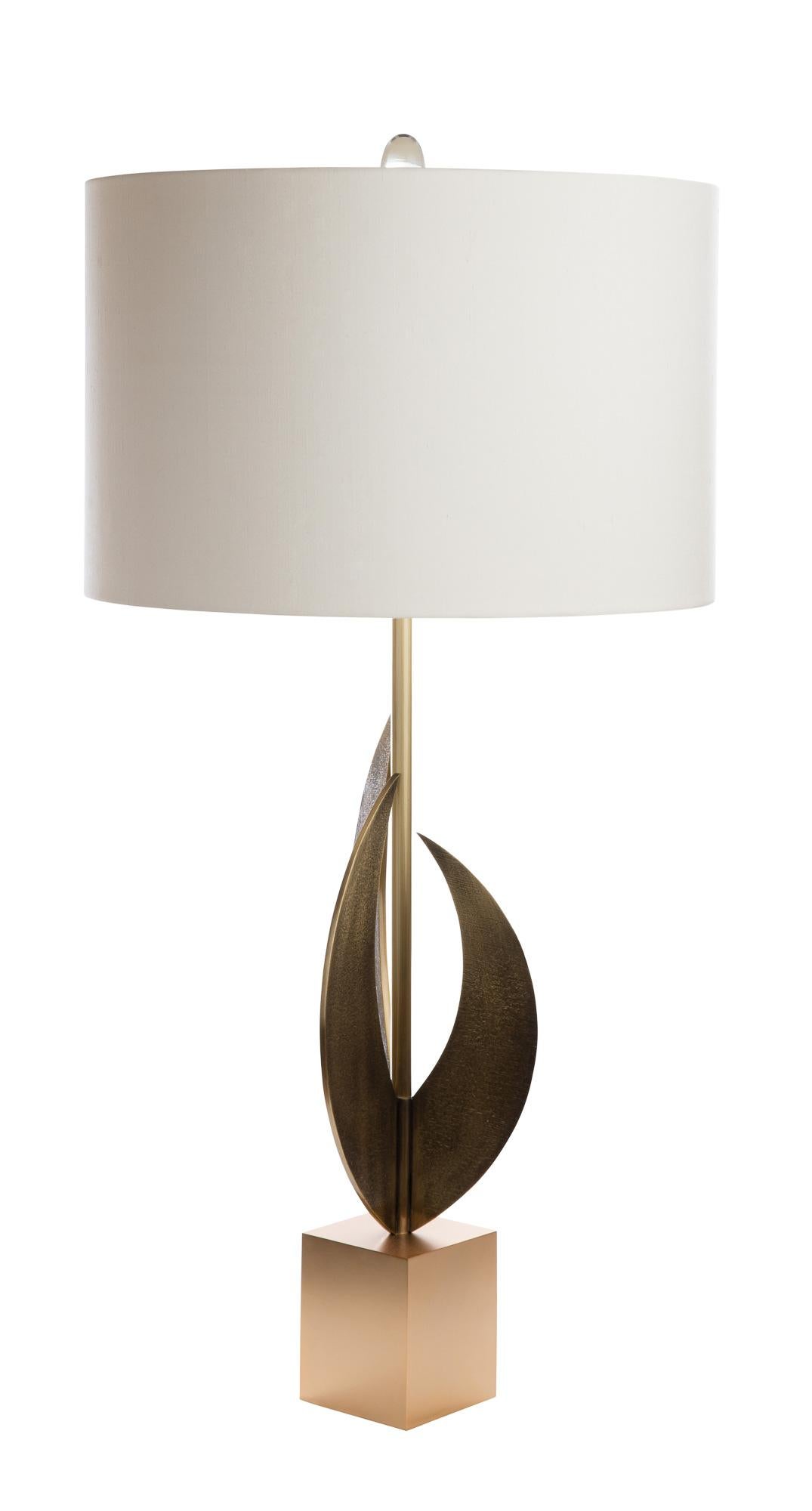 Britannico La lampada ad arco è composta da 3 pezzi in bronzo fuso montati su un basamento in ottone color oro. in vendita