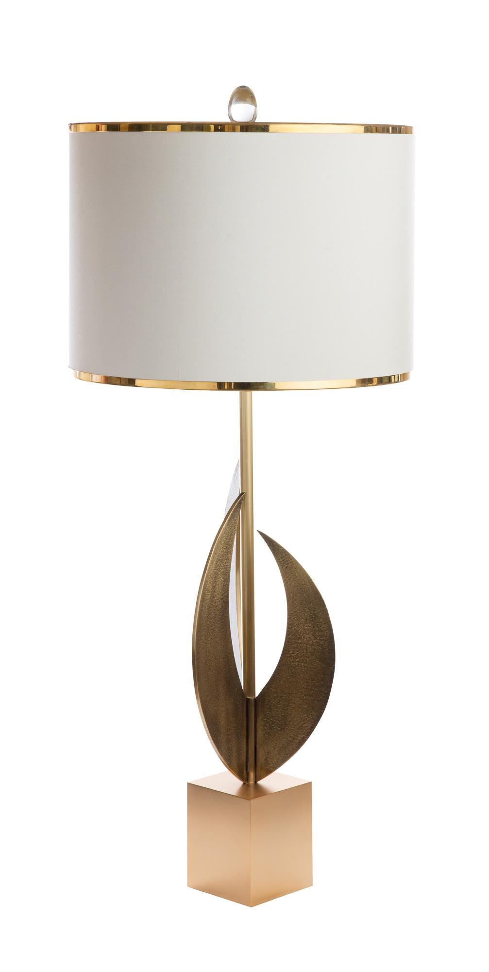 La lampada ad arco è composta da 3 pezzi in bronzo fuso montati su un basamento in ottone color oro. In condizioni Nuovo in vendita a London, GB