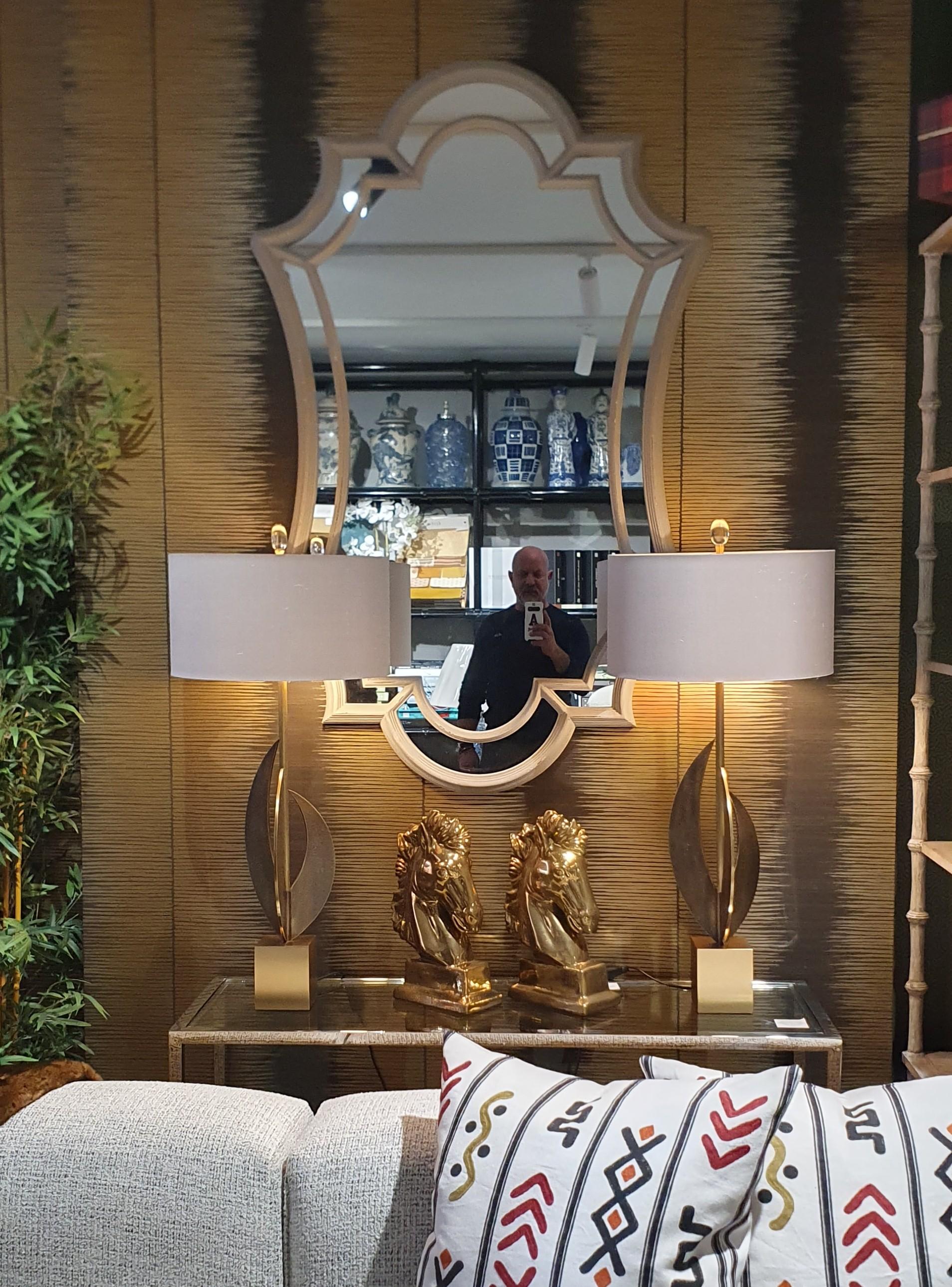 XXI secolo e contemporaneo La lampada ad arco è composta da 3 pezzi in bronzo fuso montati su un basamento in ottone color oro. in vendita