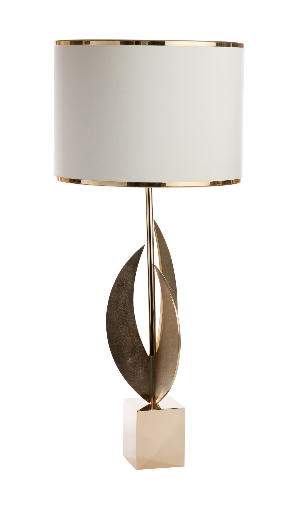 Ottone La lampada ad arco è composta da 3 pezzi in bronzo fuso montati su un basamento in ottone color oro. in vendita