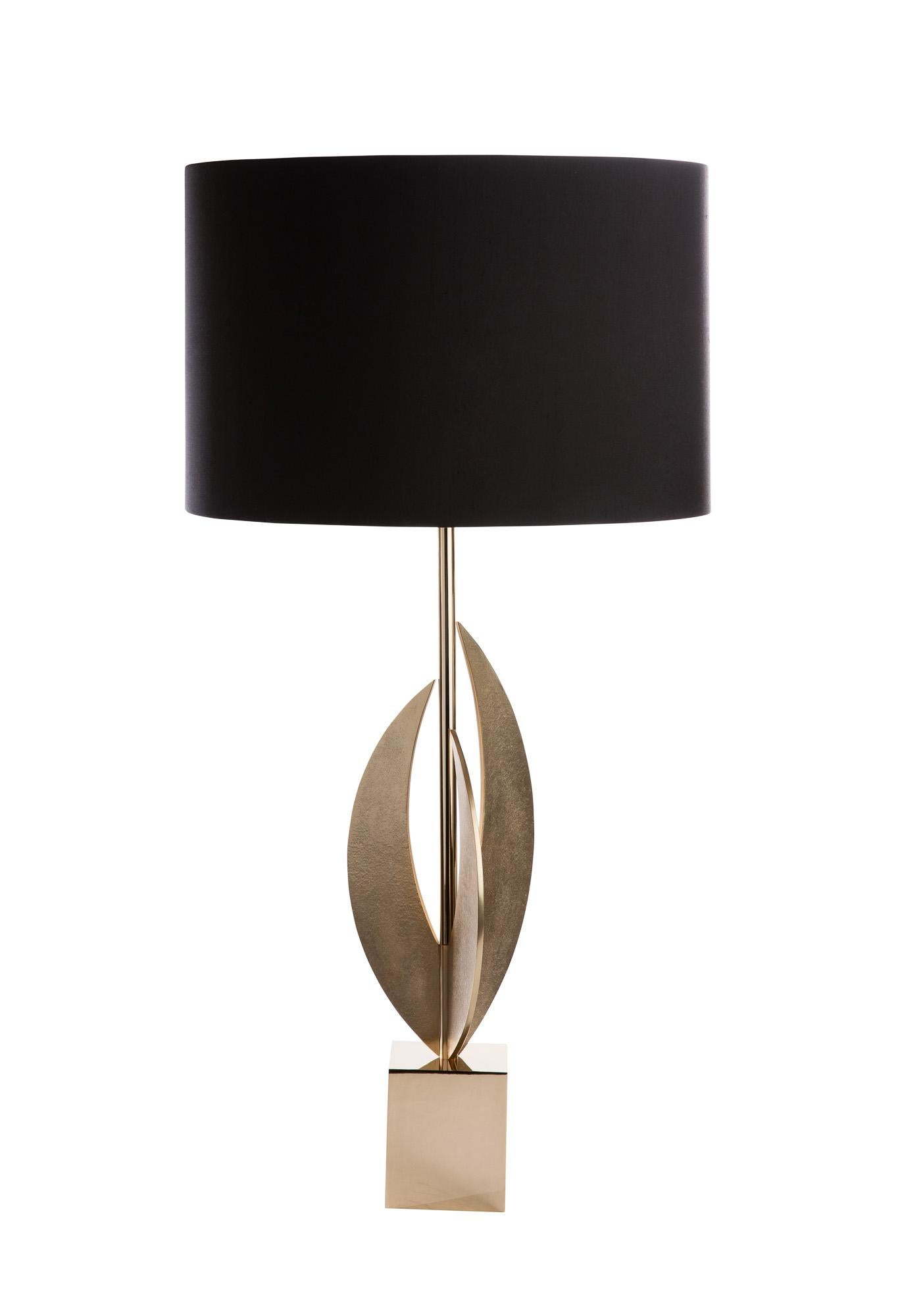 La lampada ad arco è composta da 3 pezzi in bronzo fuso montati su un basamento in ottone color oro. in vendita 1