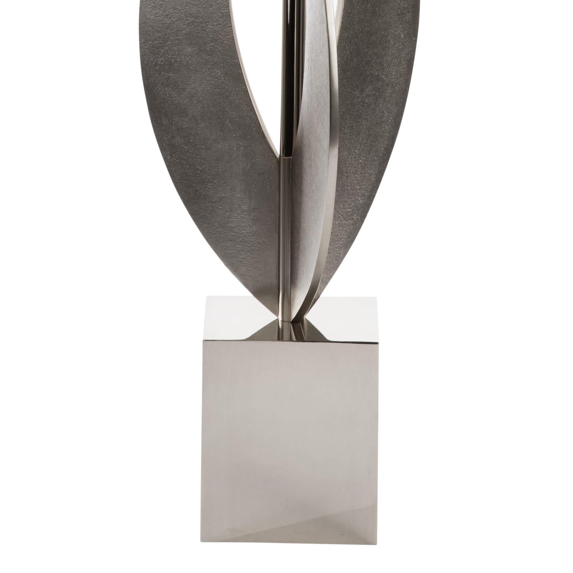 Conçue et fabriquée par Andrew Kornat Designs, cette superbe paire de lampes de table est fabriquée à 100 % à la main en laiton et en bronze, en plus de neuf sections individuelles avant l'assemblage. 

Cette lampe a été inspirée par l'arc des