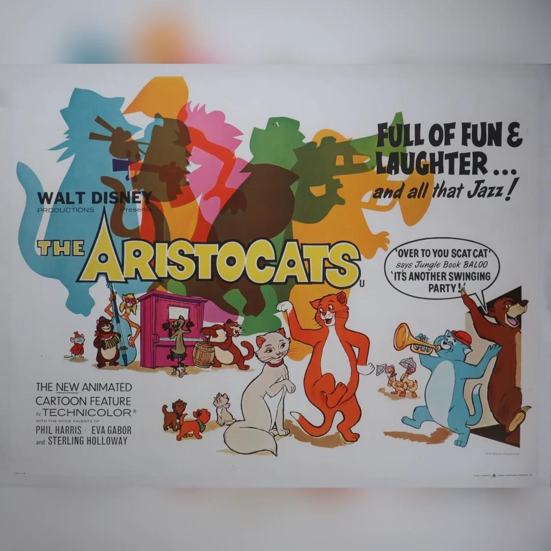 The Aristocats (1970)
Original British Quad (30 X 40 Zoll)

Ein lebhaftes britisches Original-Quad-Poster für Disneys The Aristocats, die beliebte animierte Musikkomödie mit den Stimmen von Phil Harris, Eva Gabor und Sterling Holloway. Dieses Plakat