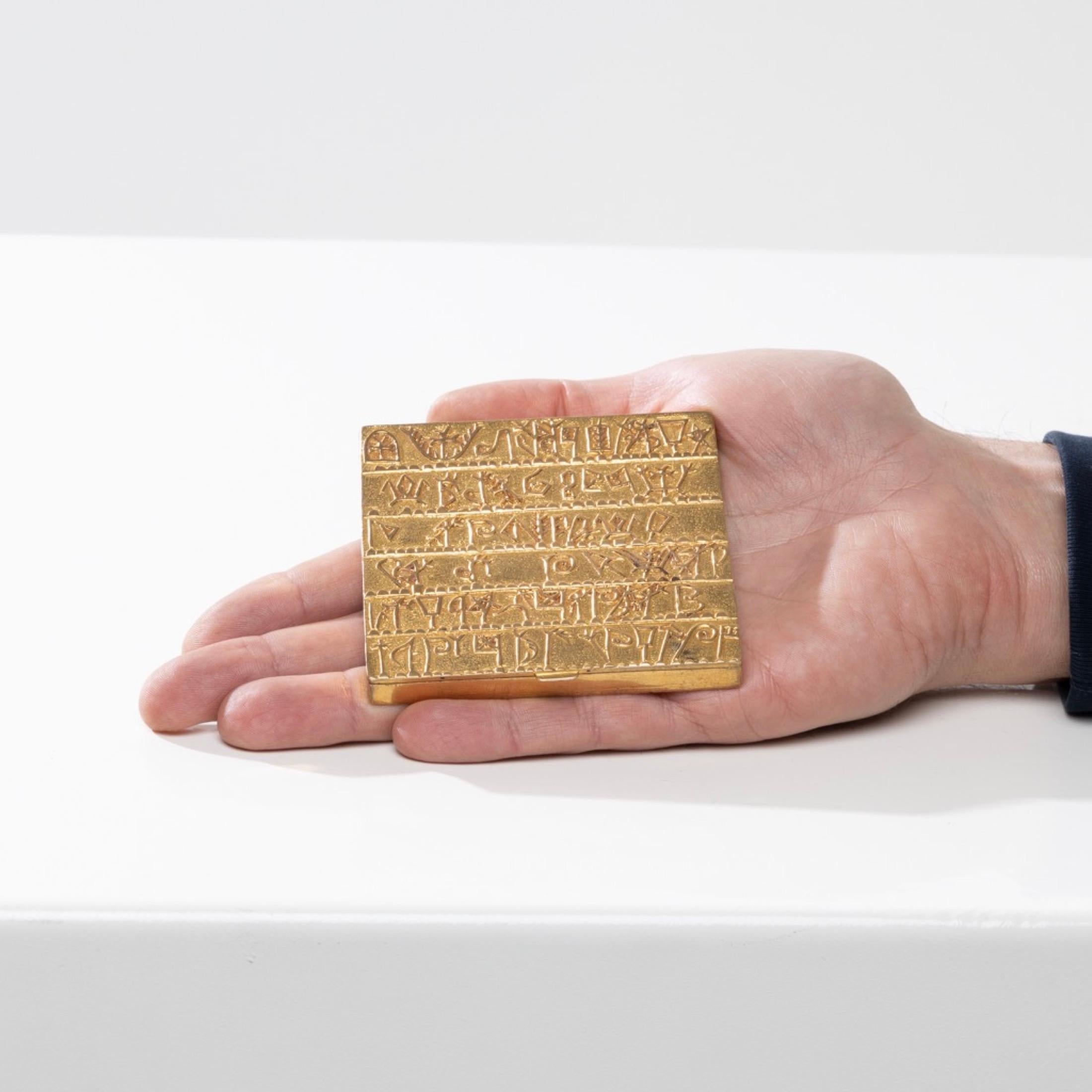 Bronze Alphabet arménien de Line Vautrin, poudrier en bronze doré en vente