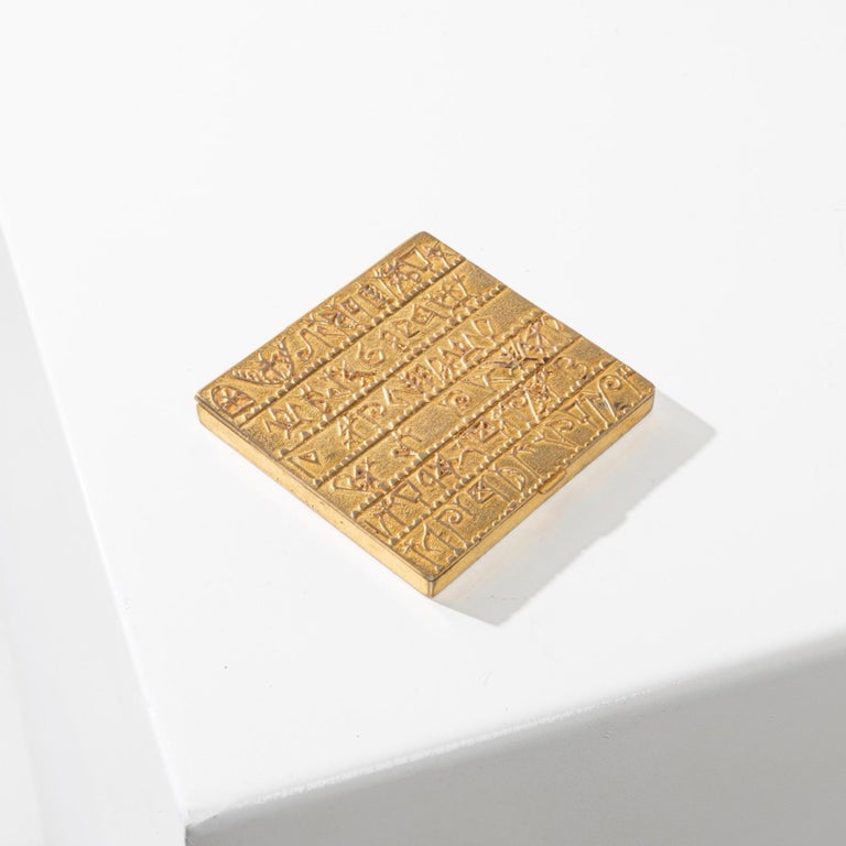 Line Vautrin was inspired by the Armenian alphabet to create this very pretty compact whose lid and reverse are entirely carved with the characters of this alphabet.
The compact presents its original mirror weathered by time.