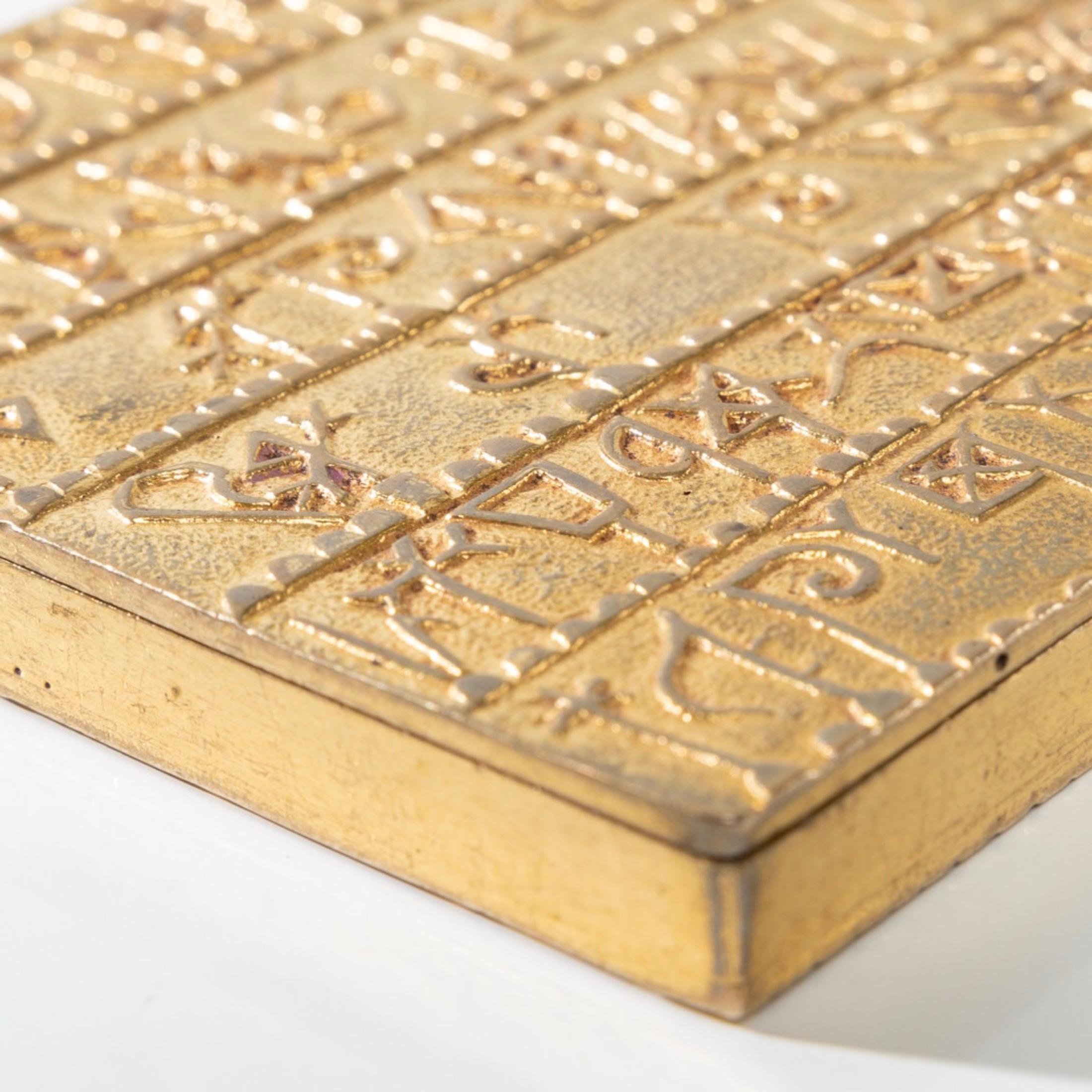 Français Alphabet arménien de Line Vautrin, poudrier en bronze doré en vente