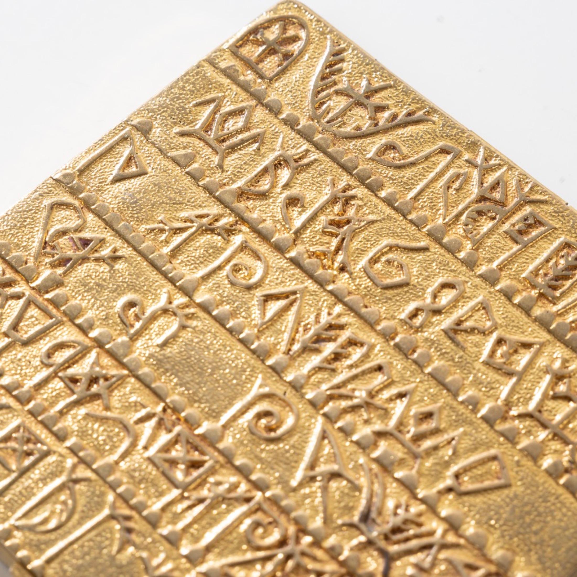 Alphabet arménien de Line Vautrin, poudrier en bronze doré Bon état - En vente à Brussels, BE
