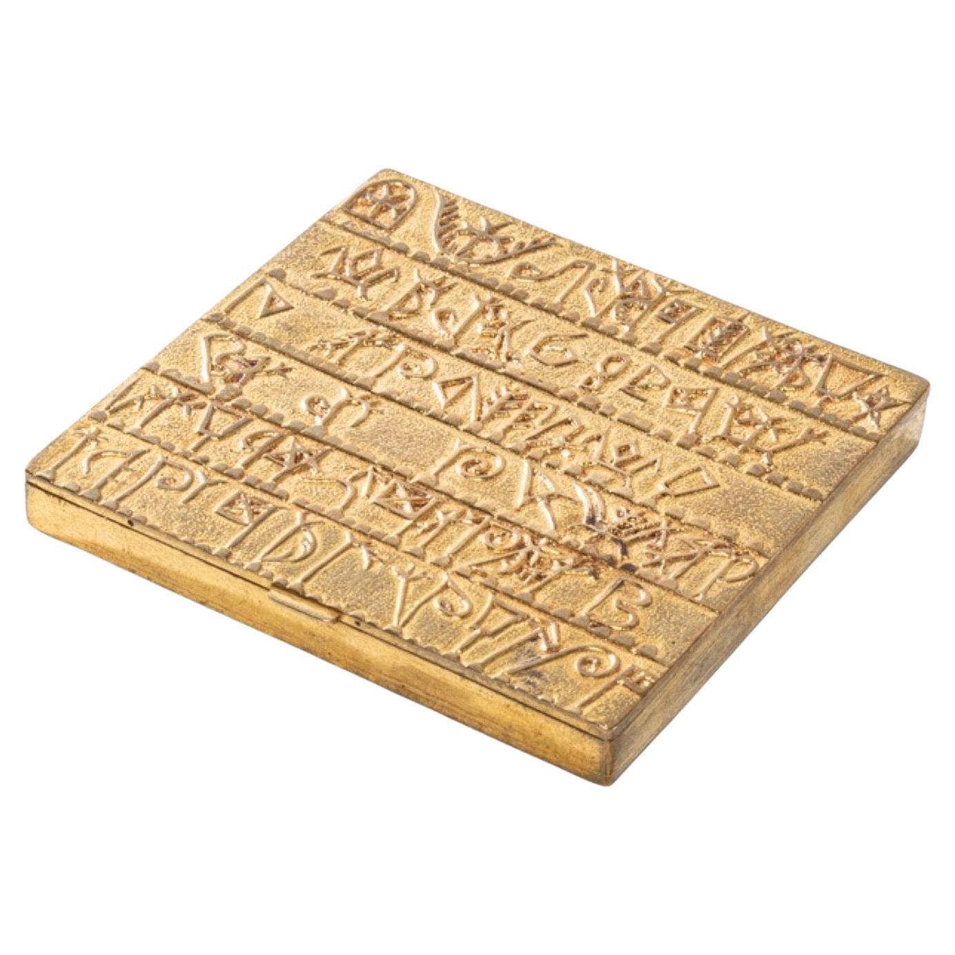 Alphabet arménien de Line Vautrin, poudrier en bronze doré en vente