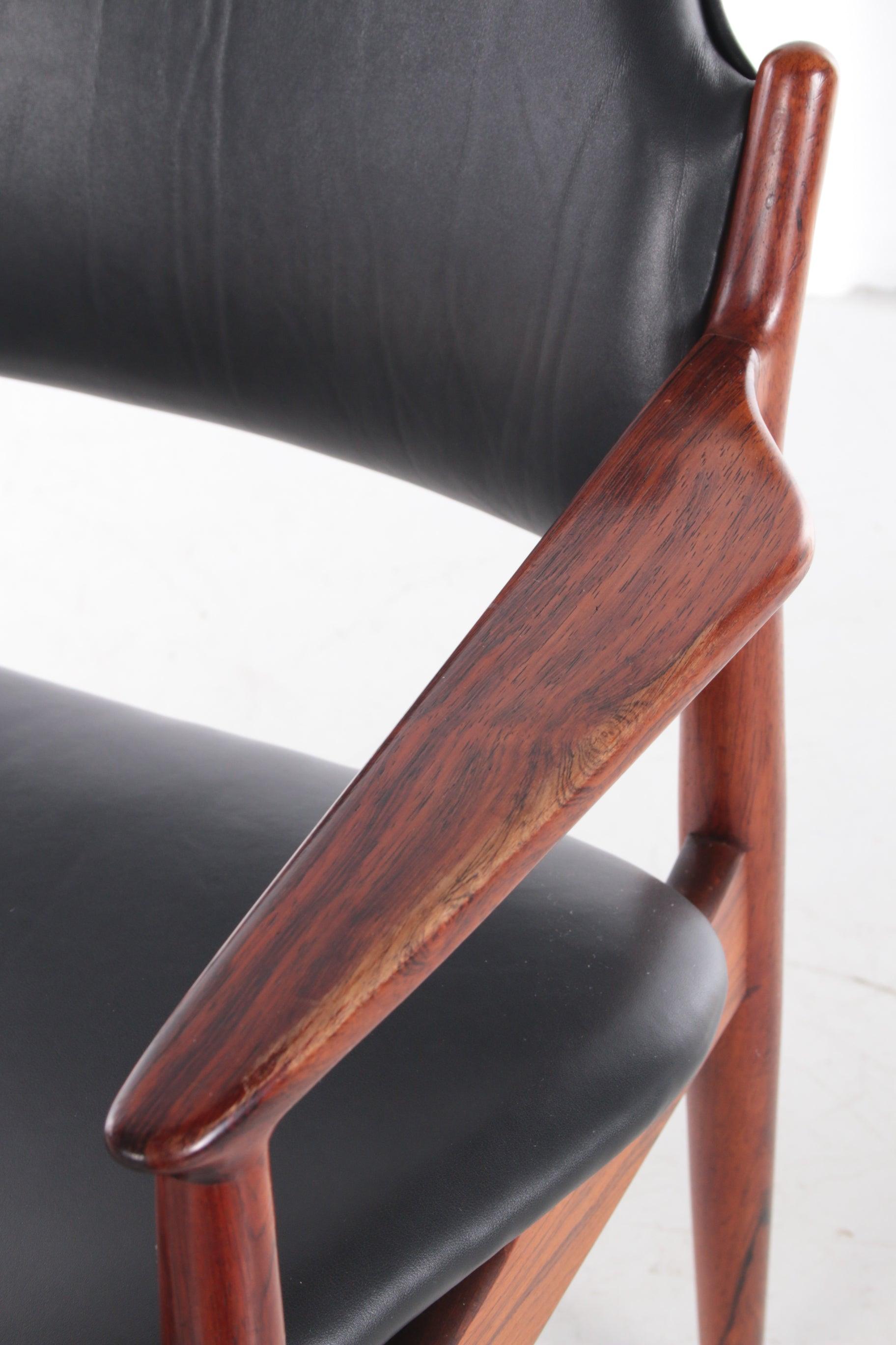 

Le sedie Arne Vodder Model 62A, realizzate negli anni '60 dal rinomato produttore danese Sibast, incarnano la filosofia del design sofisticato della Danimarca di metà secolo. Questo splendido set combina pelle e teak, due materiali che evidenziano