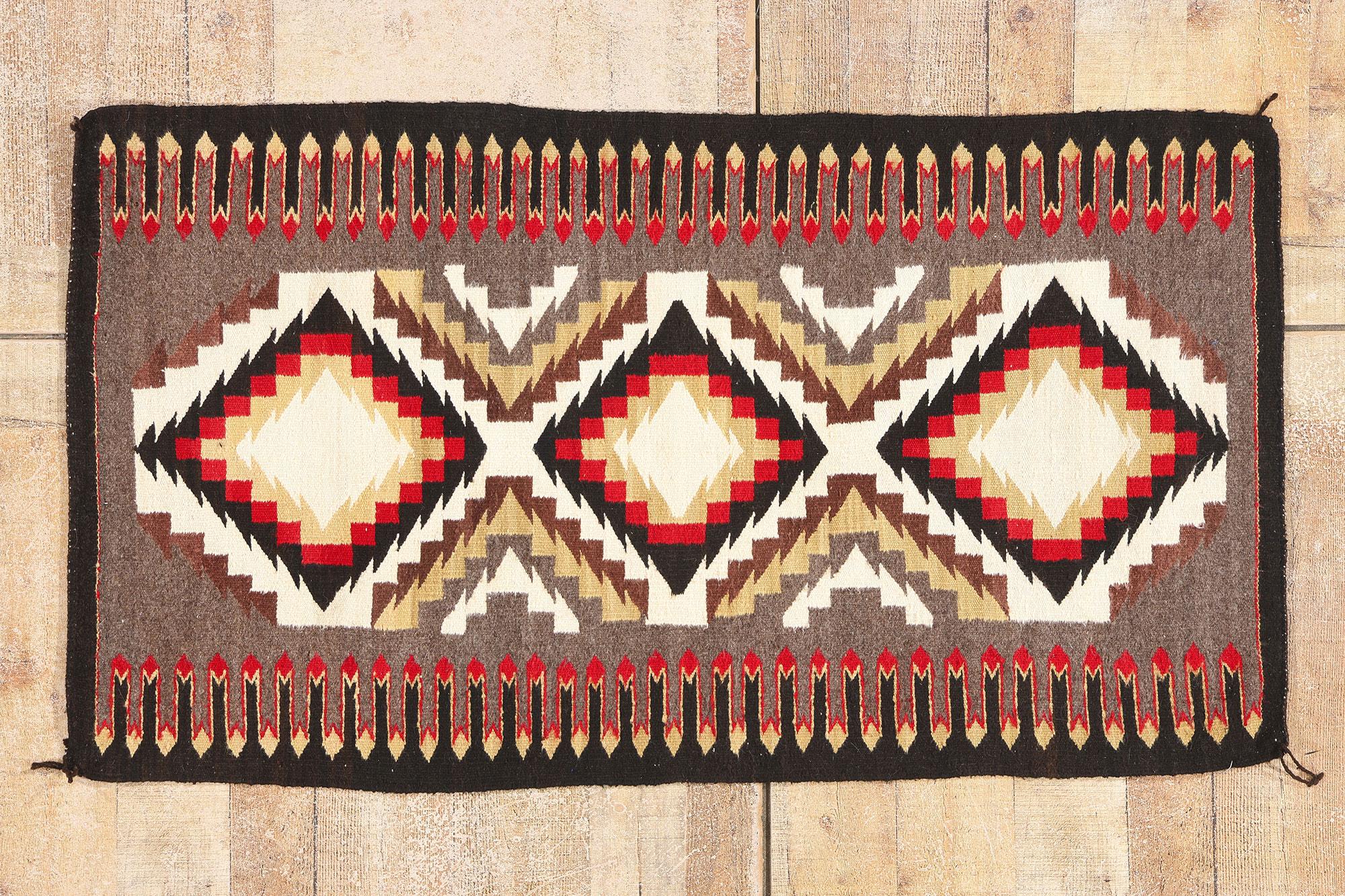 The Arrow of Light: Un raro tessuto Teec Nos Pos sud-occidentale di geometria sacra in vendita 2