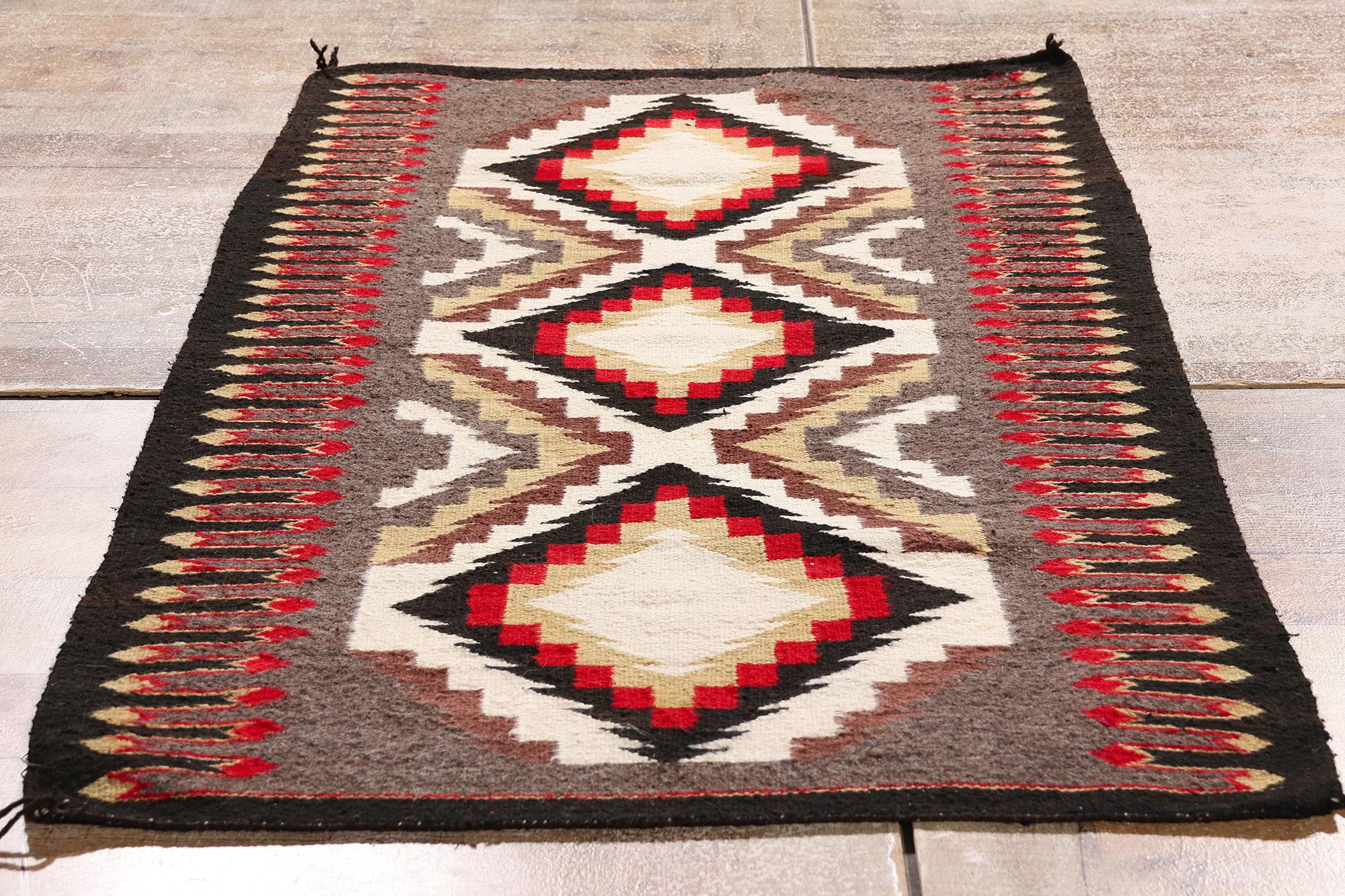 The Arrow of Light: Un raro tessuto Teec Nos Pos sud-occidentale di geometria sacra In condizioni buone in vendita a Dallas, TX