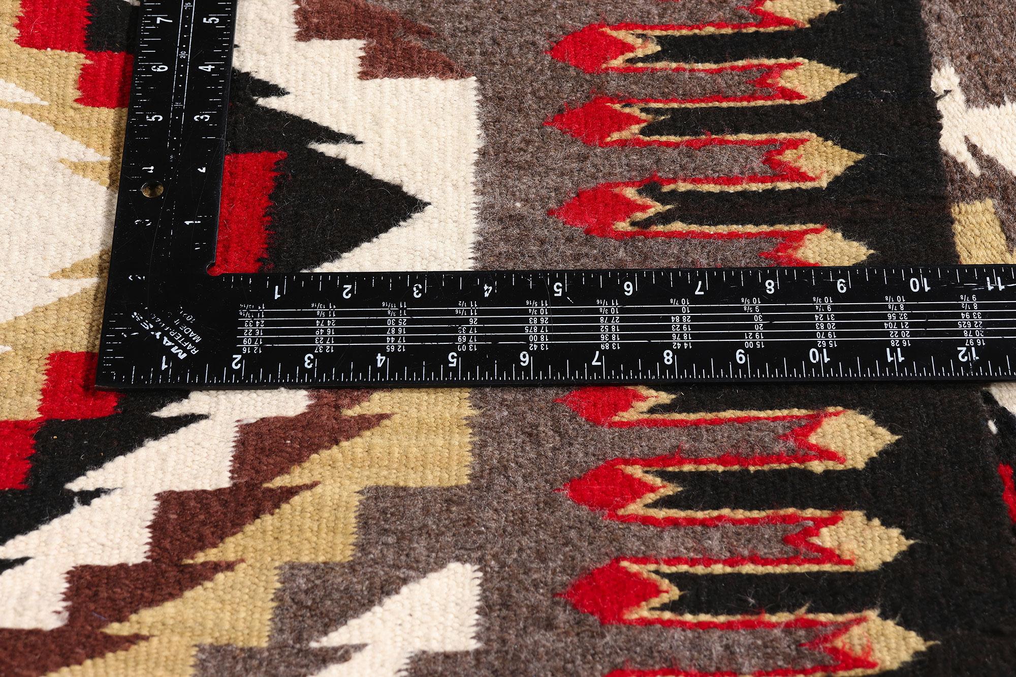 The Arrow of Light: Un raro tessuto Teec Nos Pos sud-occidentale di geometria sacra in vendita 1