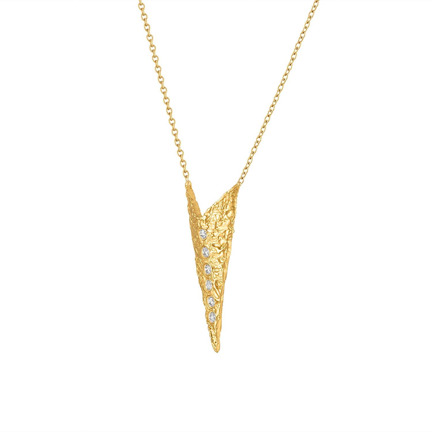 This diamond Arrowhead Necklace is a stunning piece that combines modern design with timeless elegance. The necklace features a delicate Arrowhead adorned with a sleek line of diamonds down the center creating a look that is both eye catching and