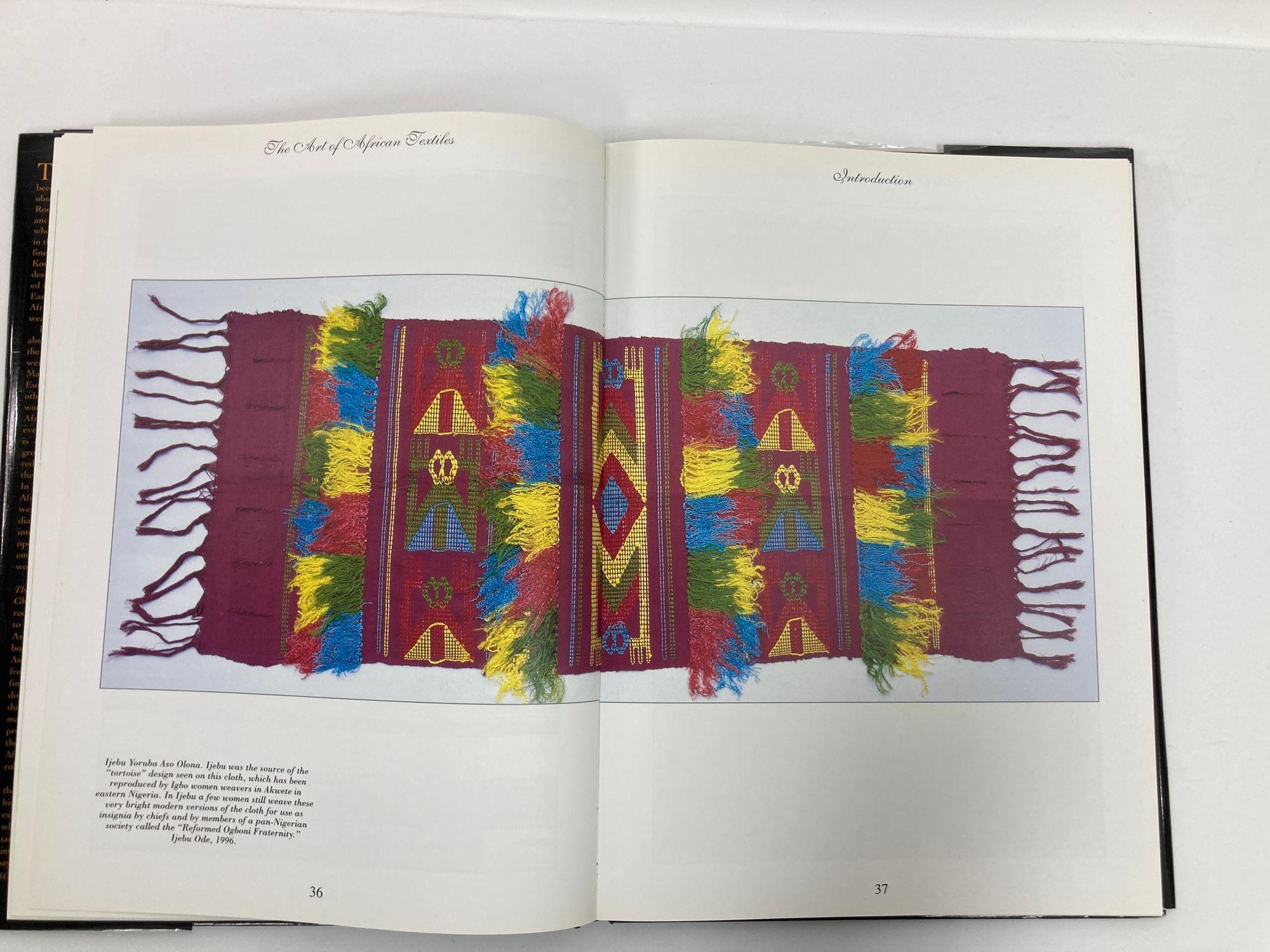 L'art des textiles africains 1997 en vente 7