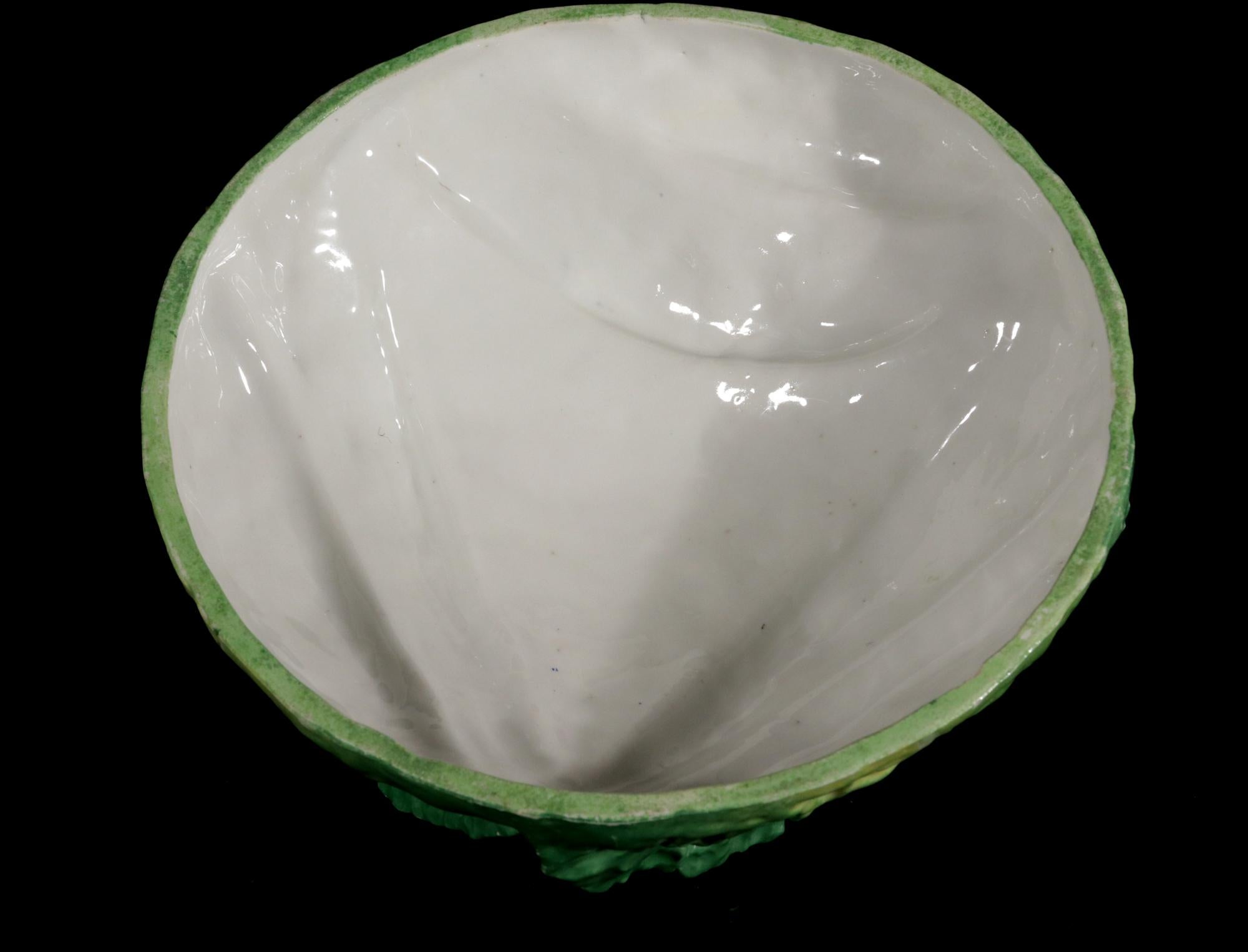 L'art du naturalisme : Soupière à choux et support en porcelaine de Jacob Petit en vente 6