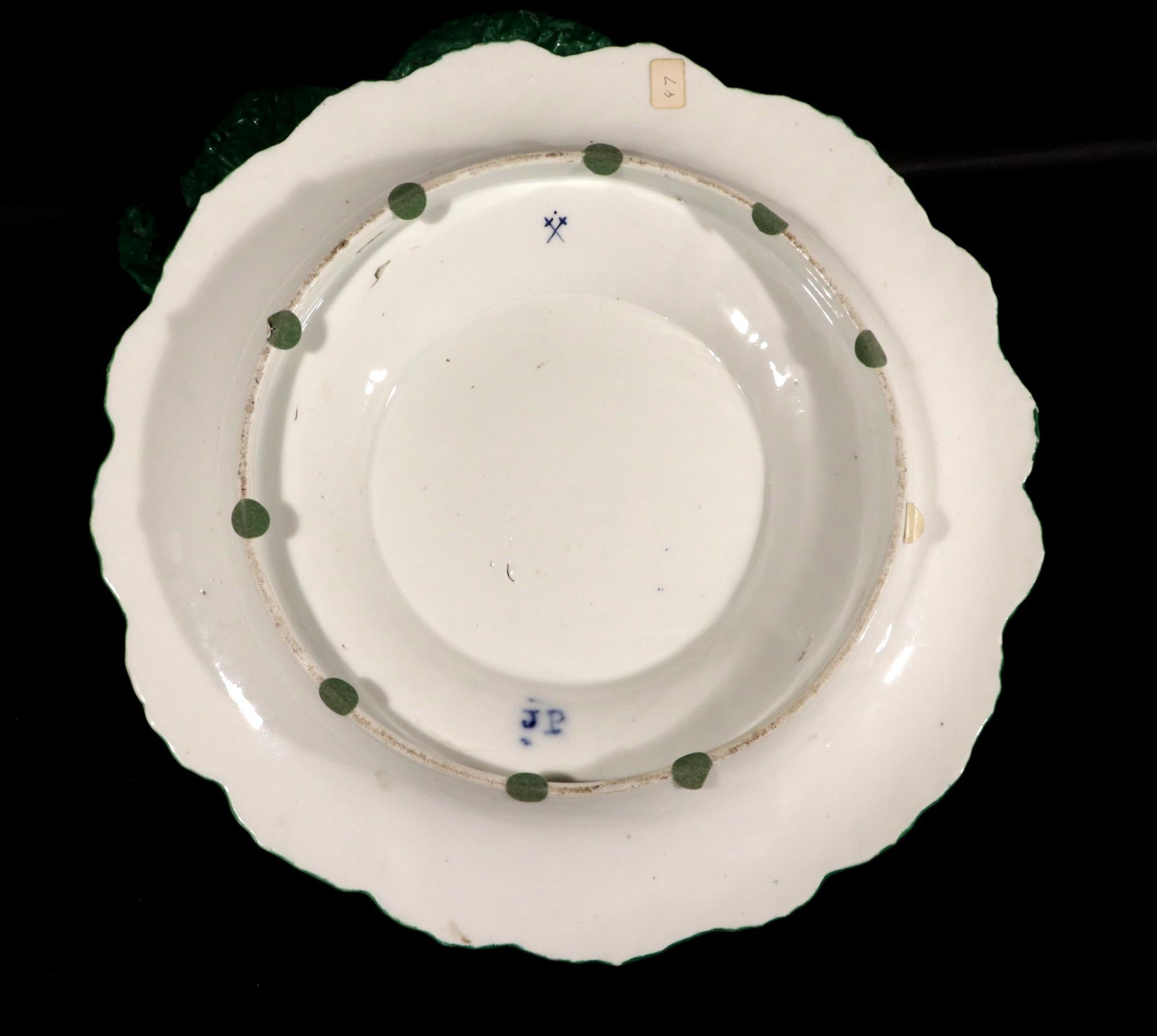 L'art du naturalisme : Soupière à choux et support en porcelaine de Jacob Petit en vente 8