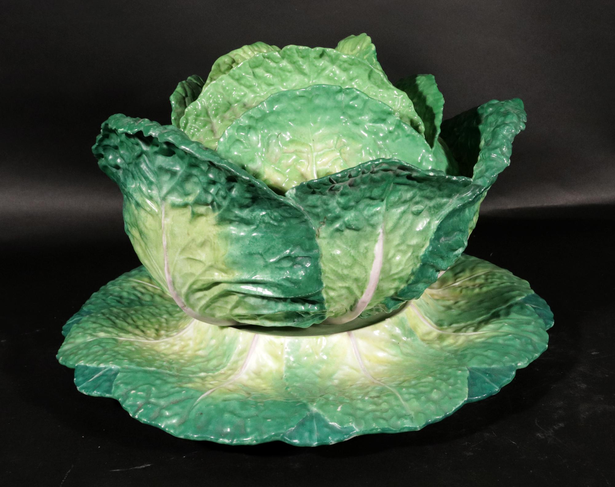 Français L'art du naturalisme : Soupière à choux et support en porcelaine de Jacob Petit en vente