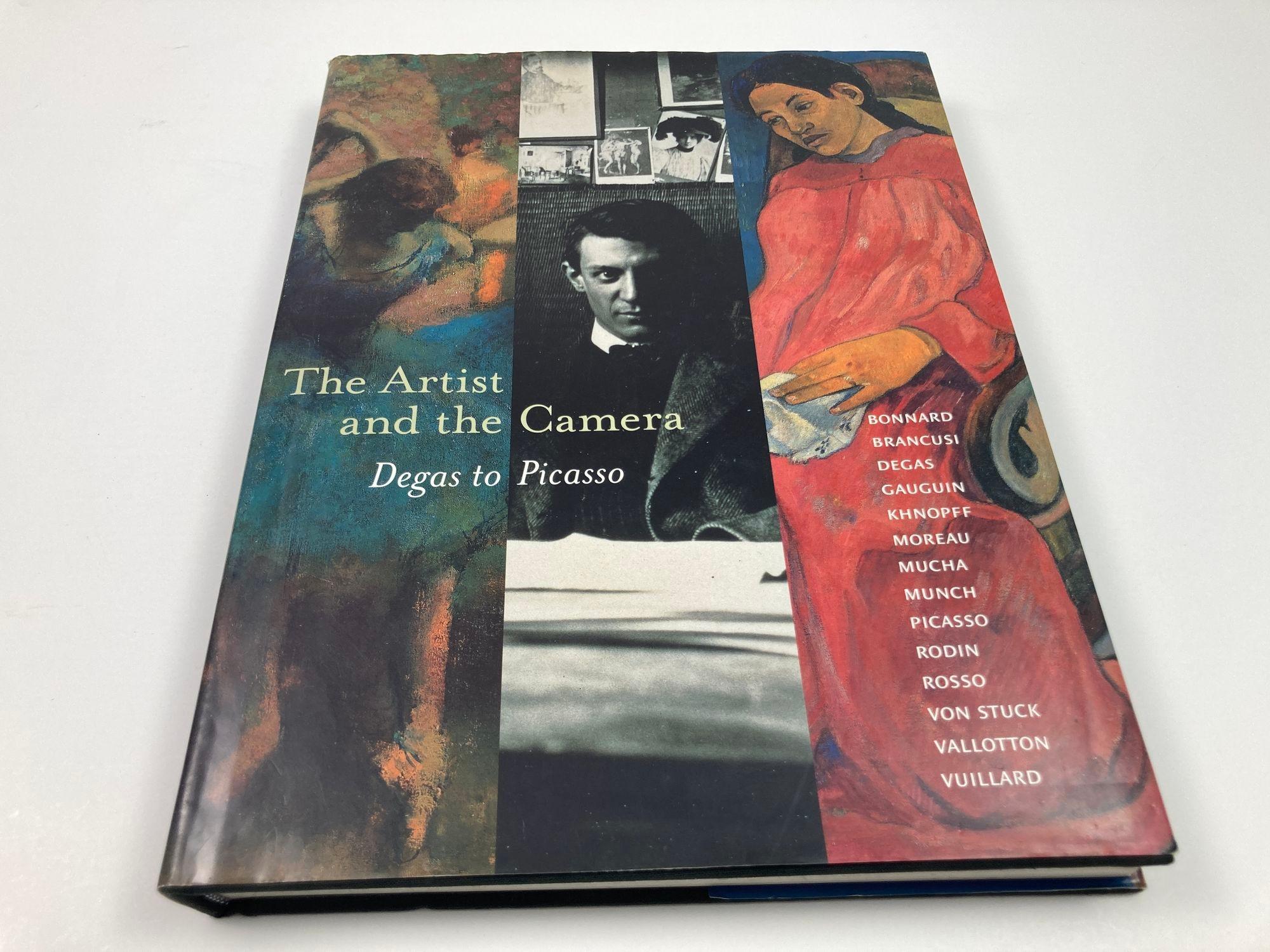 Gebundener Bildband im Überformat mit Schutzumschlag mit dem Titel THE ARTIST AND THE CAMERA: Degas to Picasso von Dorothy Kosinski.
Veröffentlicht 1999 vom Dallas Museum of Art.
Wunderschön illustriert mit alten Schwarz-Weiß-Fotos und farbigen