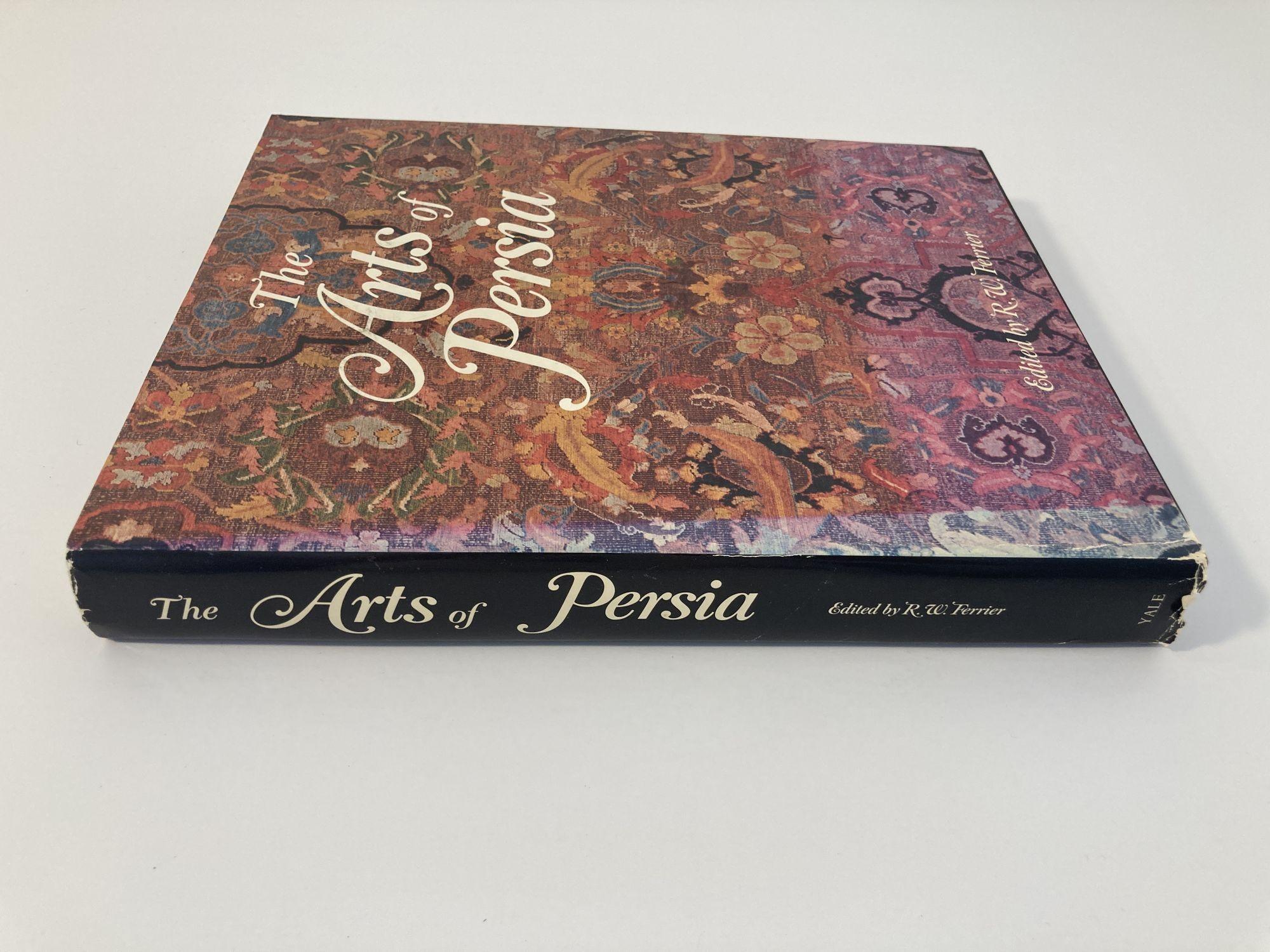 Mauresque Livre à couverture rigide The Arts of Persia de Ronald W. Ferrier, 1ère édition, 1989 en vente