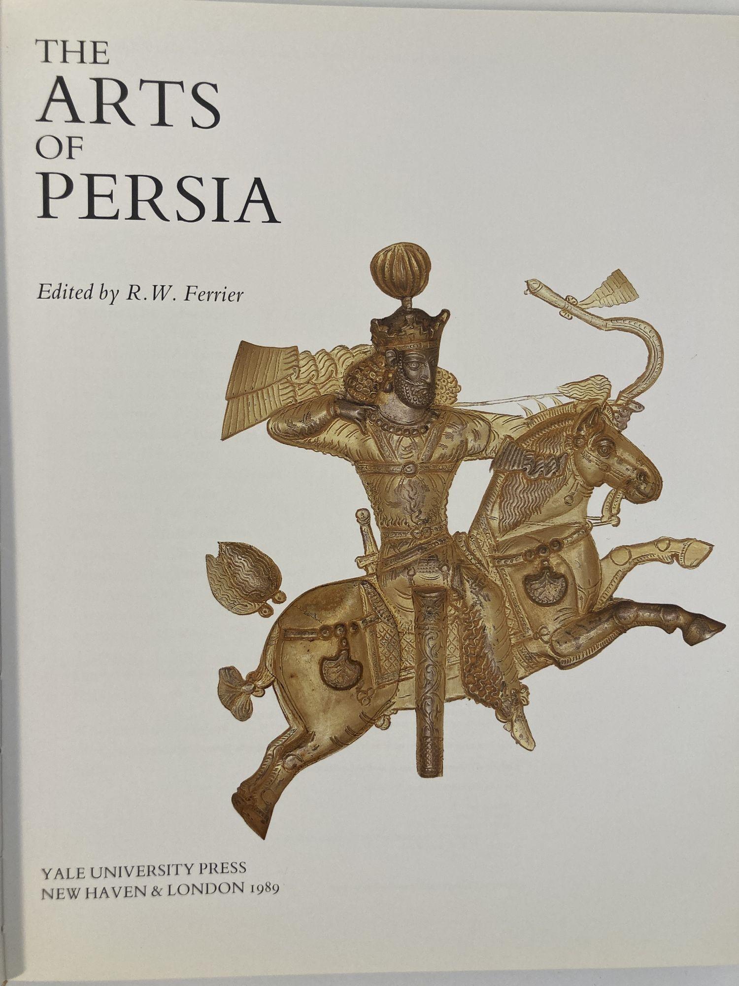 Papier Livre à couverture rigide The Arts of Persia de Ronald W. Ferrier, 1ère édition, 1989 en vente