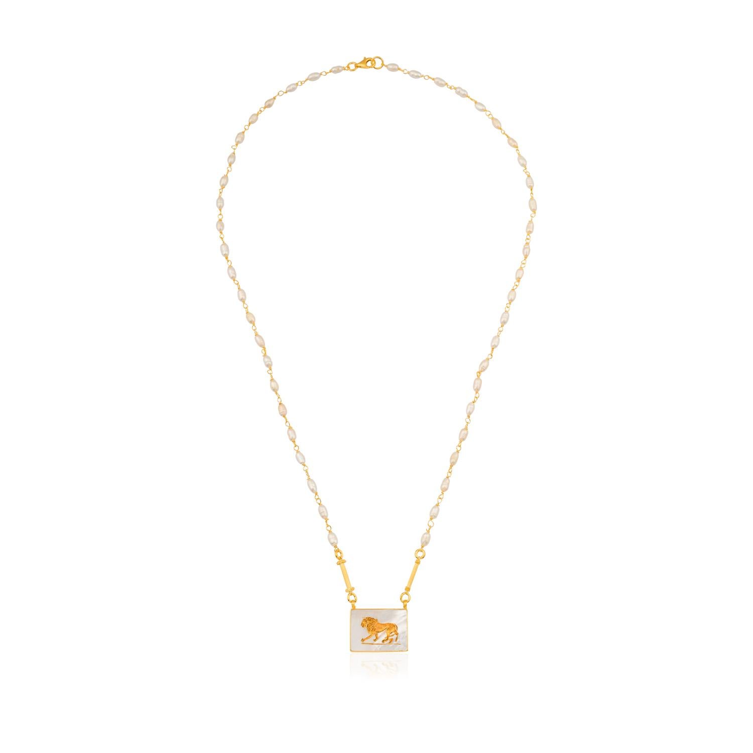 Die Aslan III Halskette verkörpert die majestätische Essenz des Löwen, der Stärke, Eleganz und Macht symbolisiert. Die mit 22-karätigem Gold Vermeil auf 925er Sterlingsilber und viel Liebe zum Detail gefertigte Löwenfigur mit Perlmuttgravur fängt