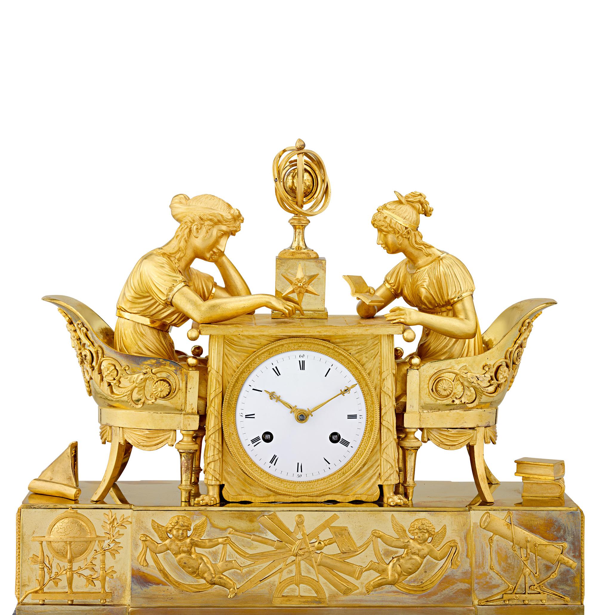 Este magnífico reloj de sobremesa de ormolina de estilo Imperio francés presenta la icónica escena de género neoclásico conocida a menudo como 